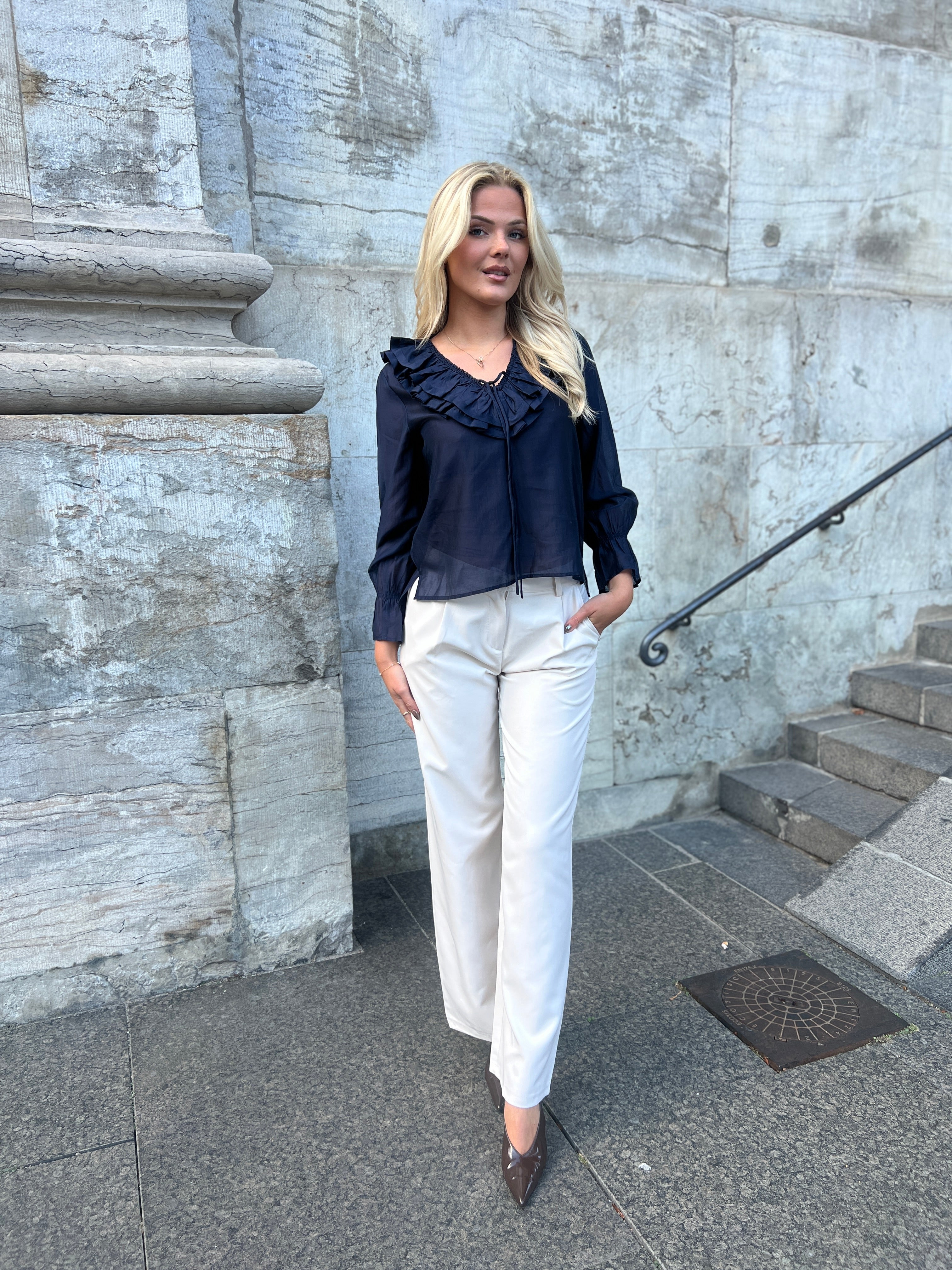 Continue skjorte med blonder og bindebånd - Åberg Copenhagen