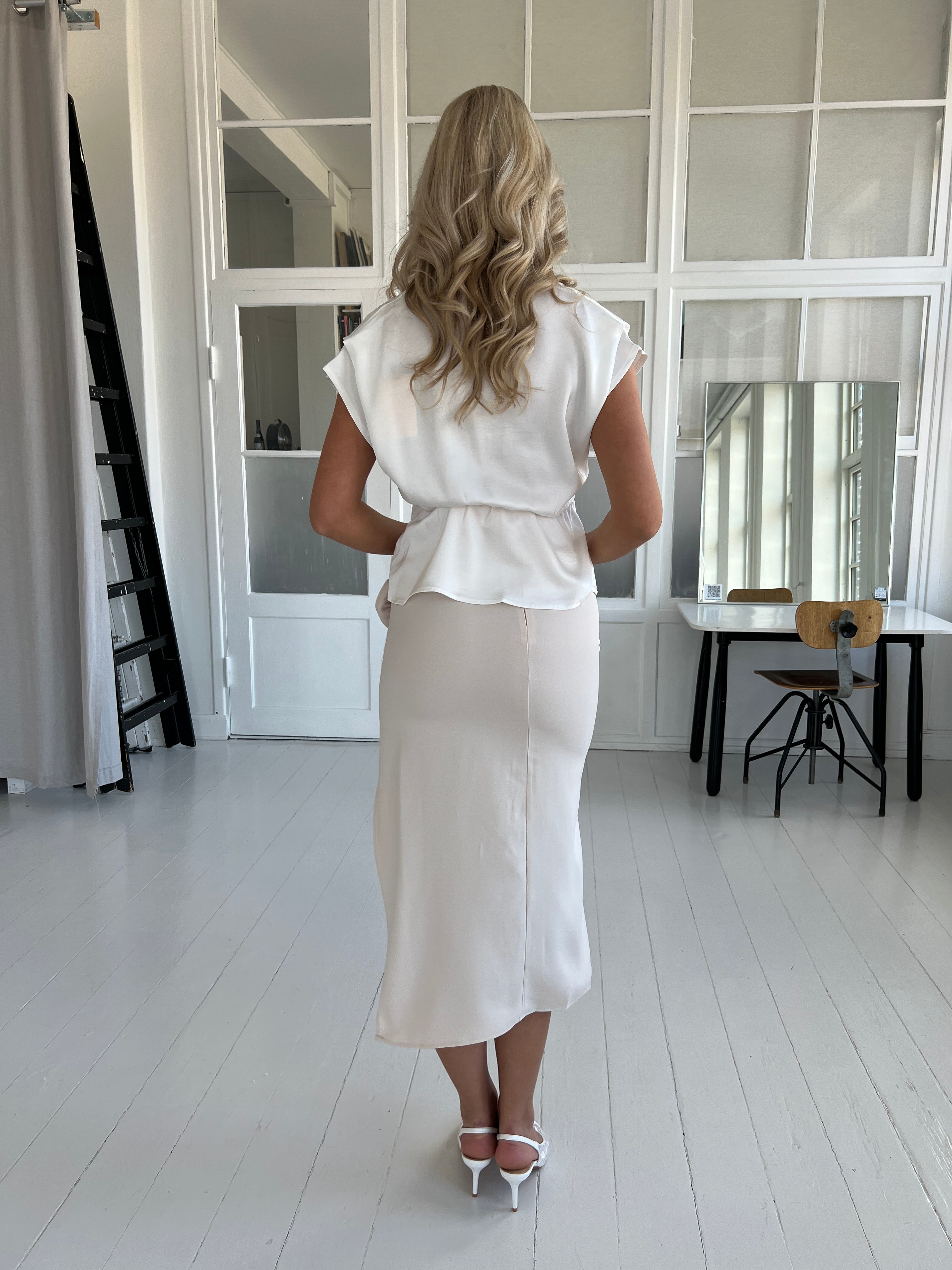 Elli White beige rose skirt