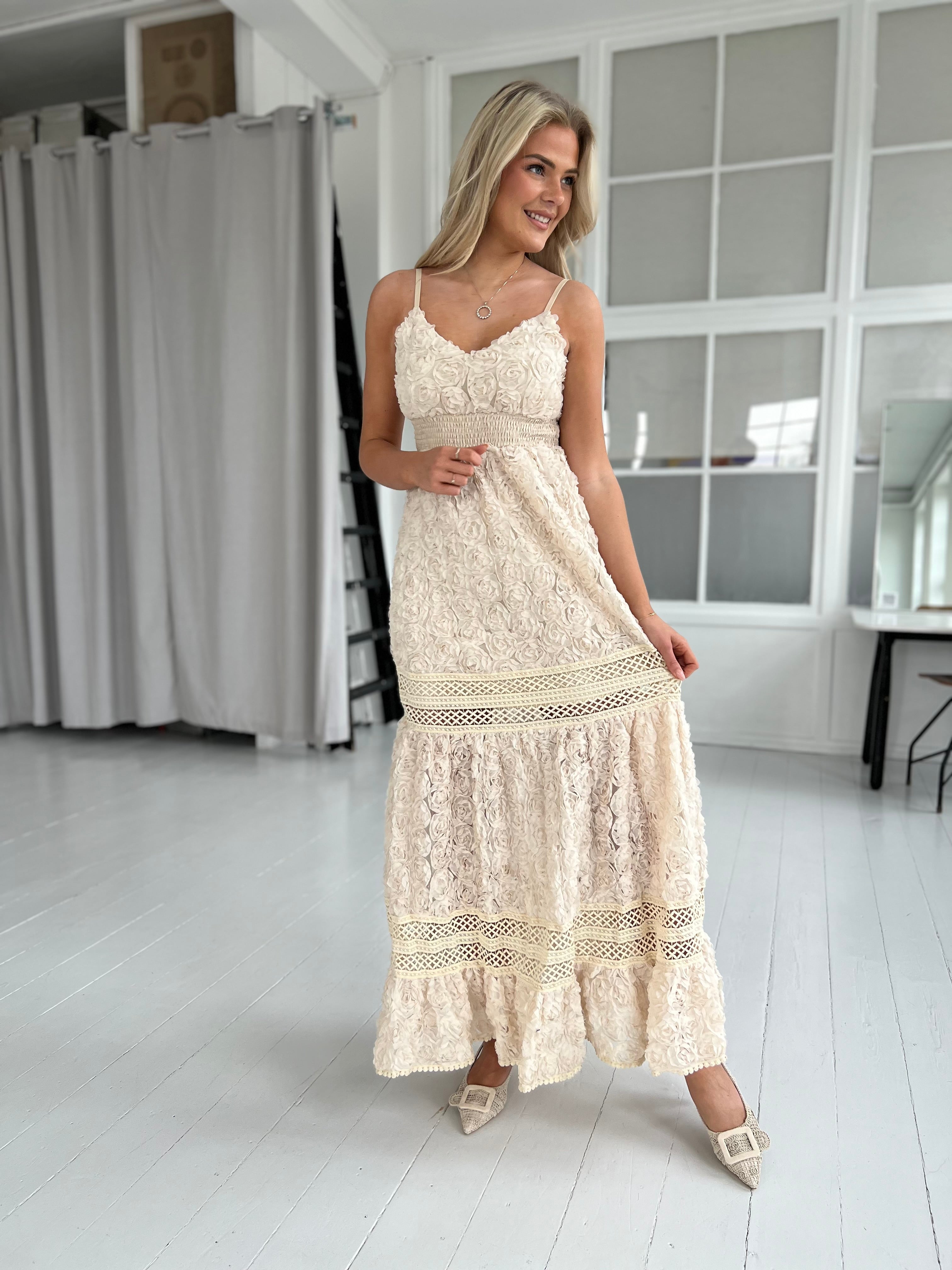 Flam beige lace dress