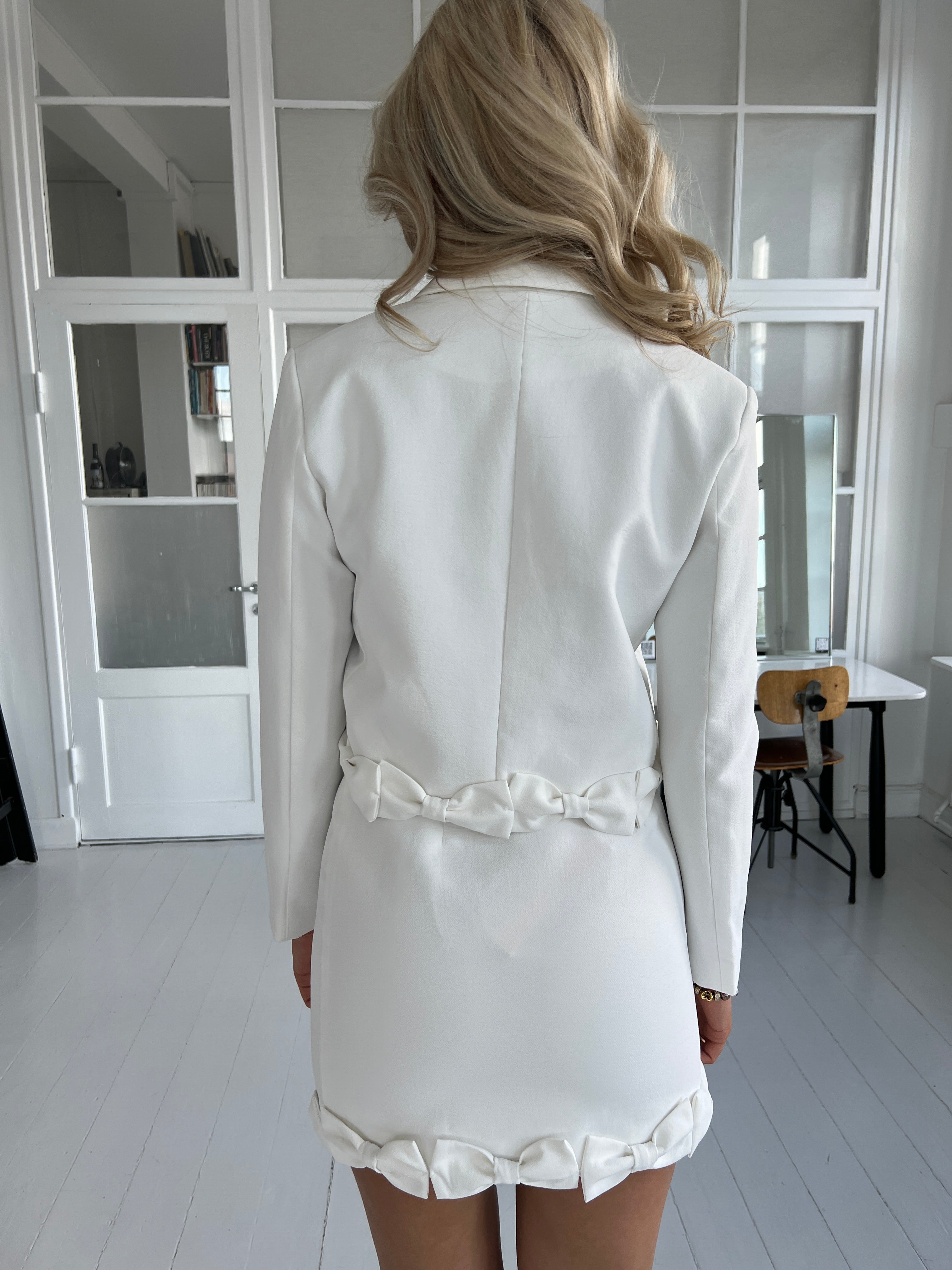 Elli white bow blazer