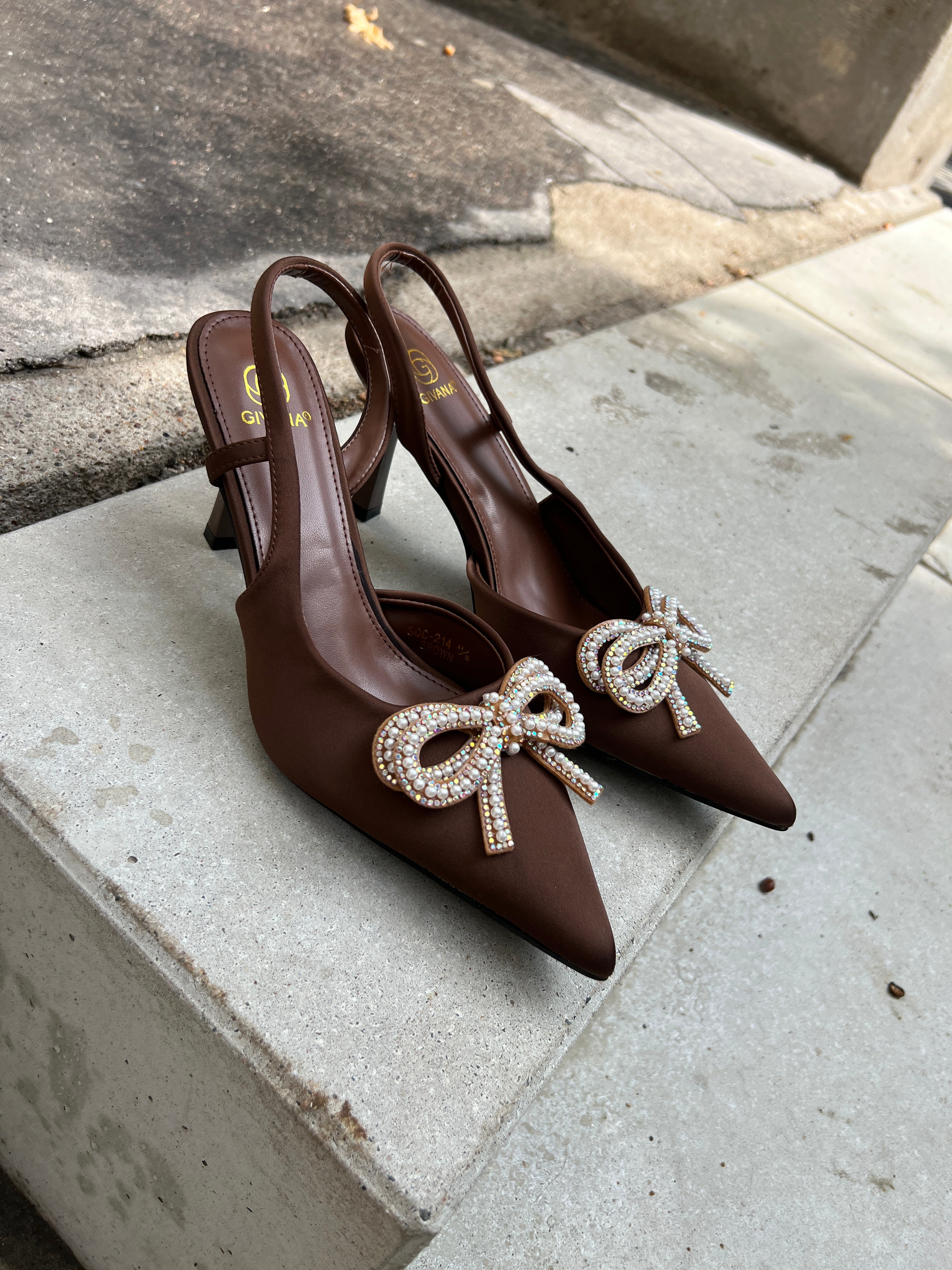 Givana brown bow heel