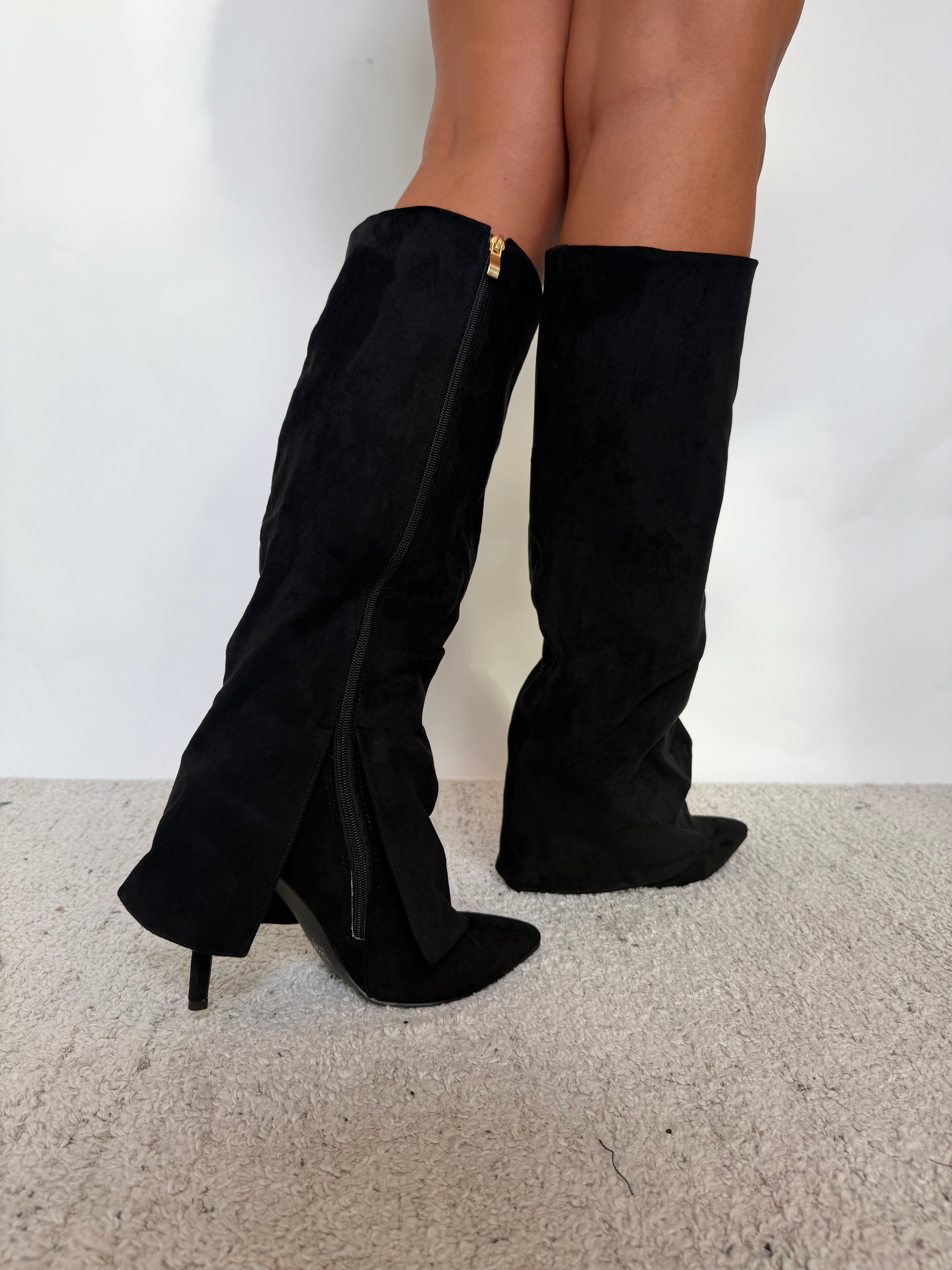 Model i Todzi black folded boots fra webshoppen Aaberg Copenhagen