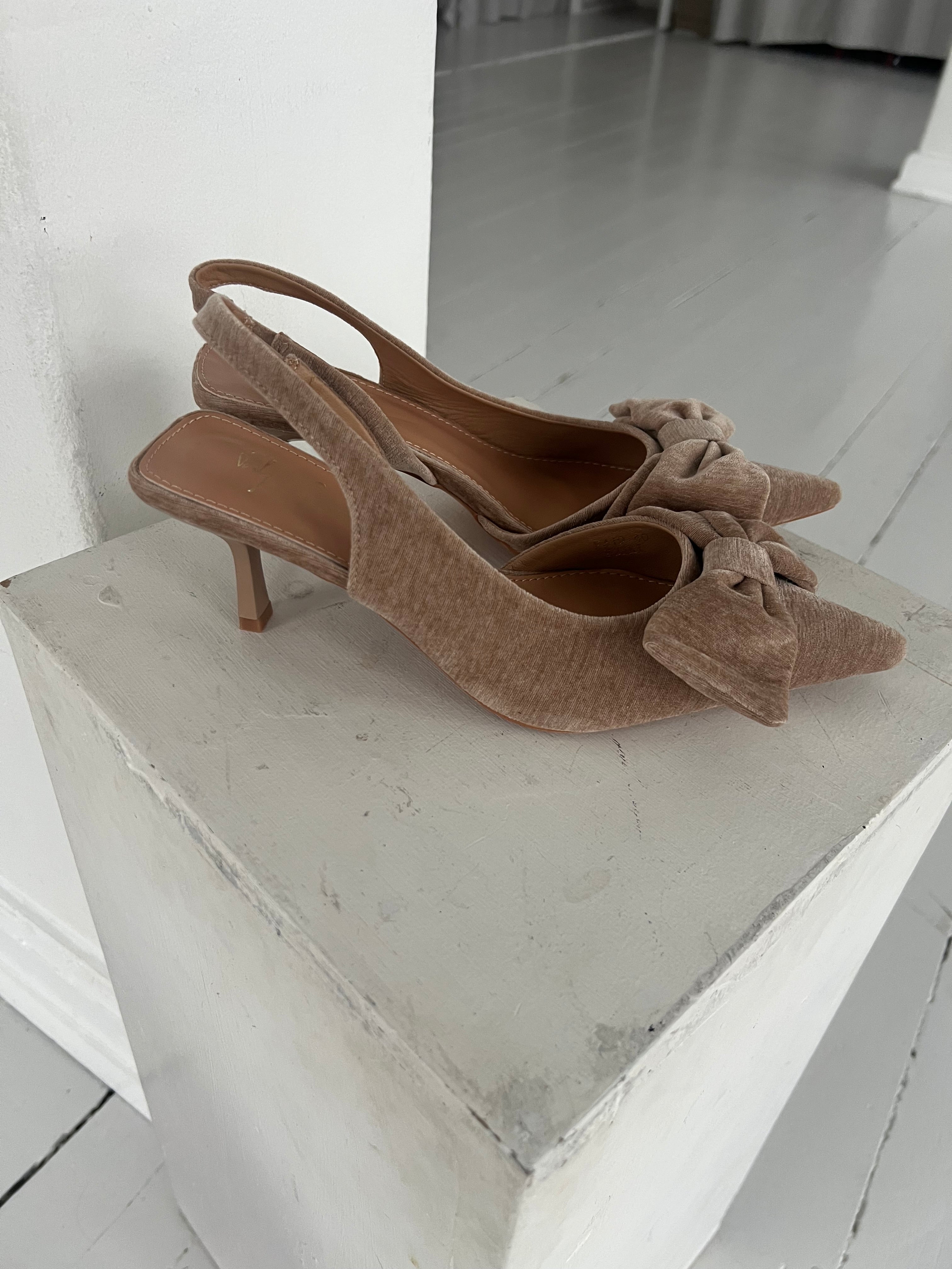 Gowin taupe bow heel