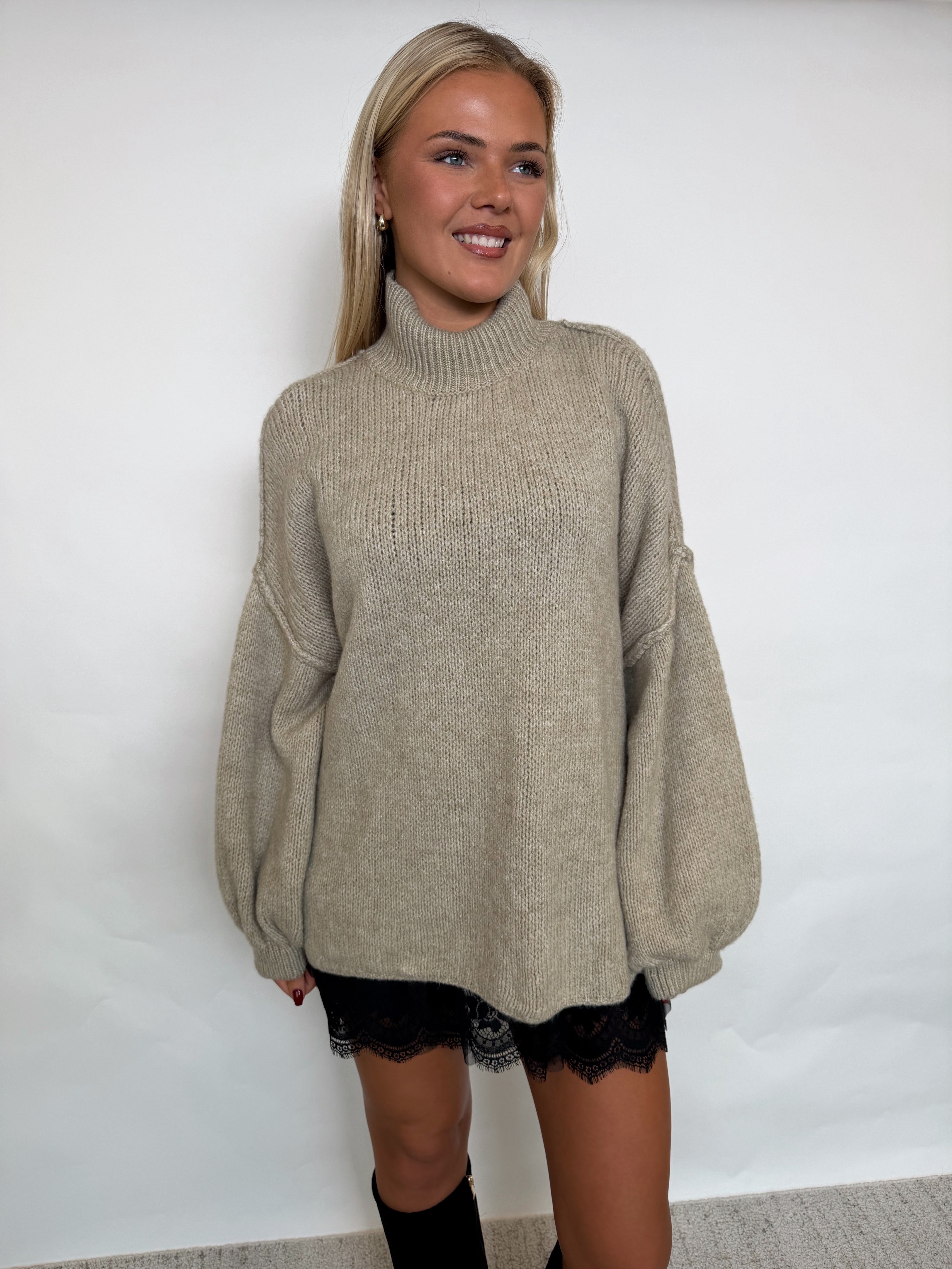 Estee oversized knit beige fra webshoppen Aaberg Copenhagen