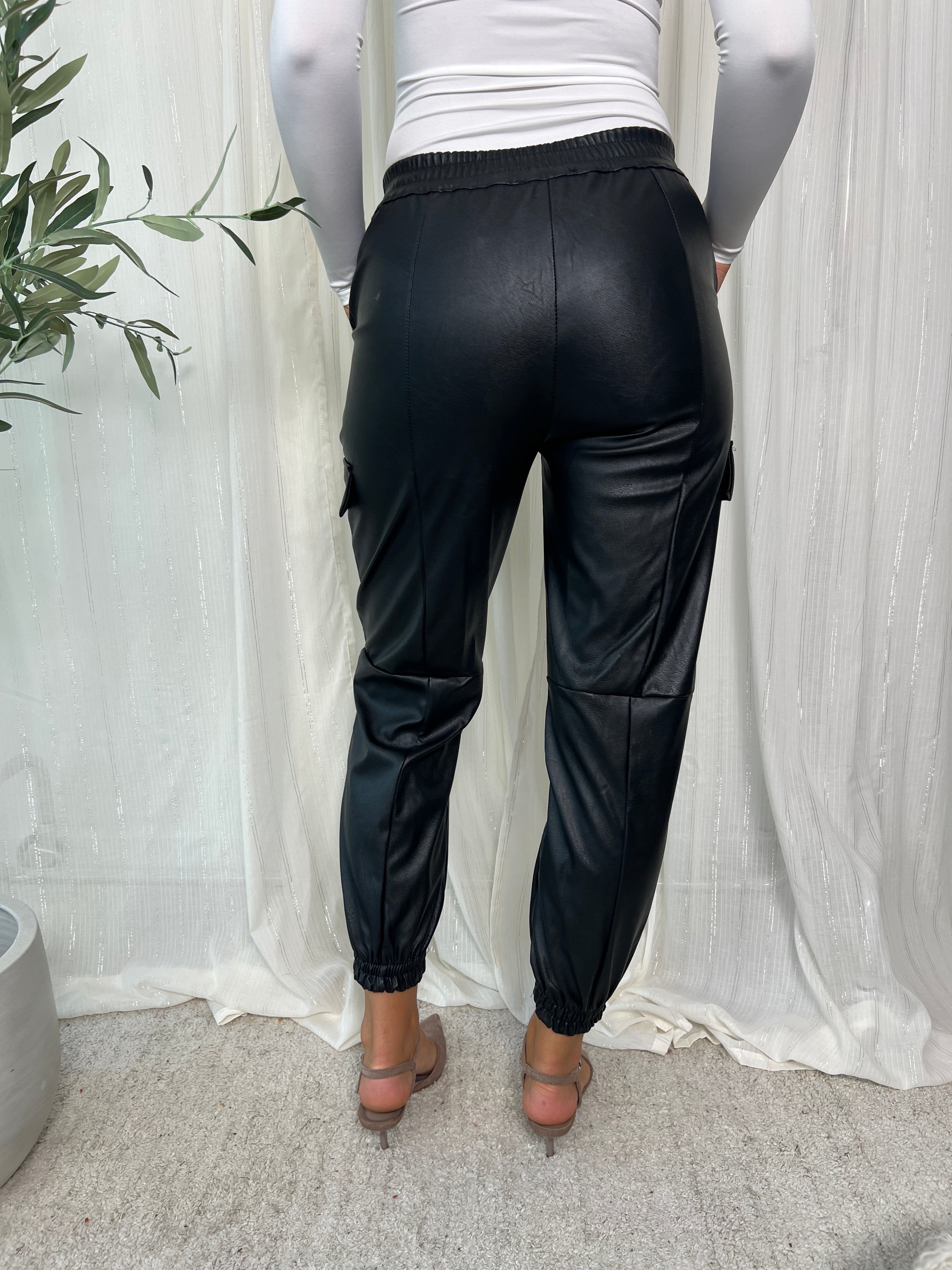 Copperose pu black pants fra webshoppen Aaberg Copenhagen