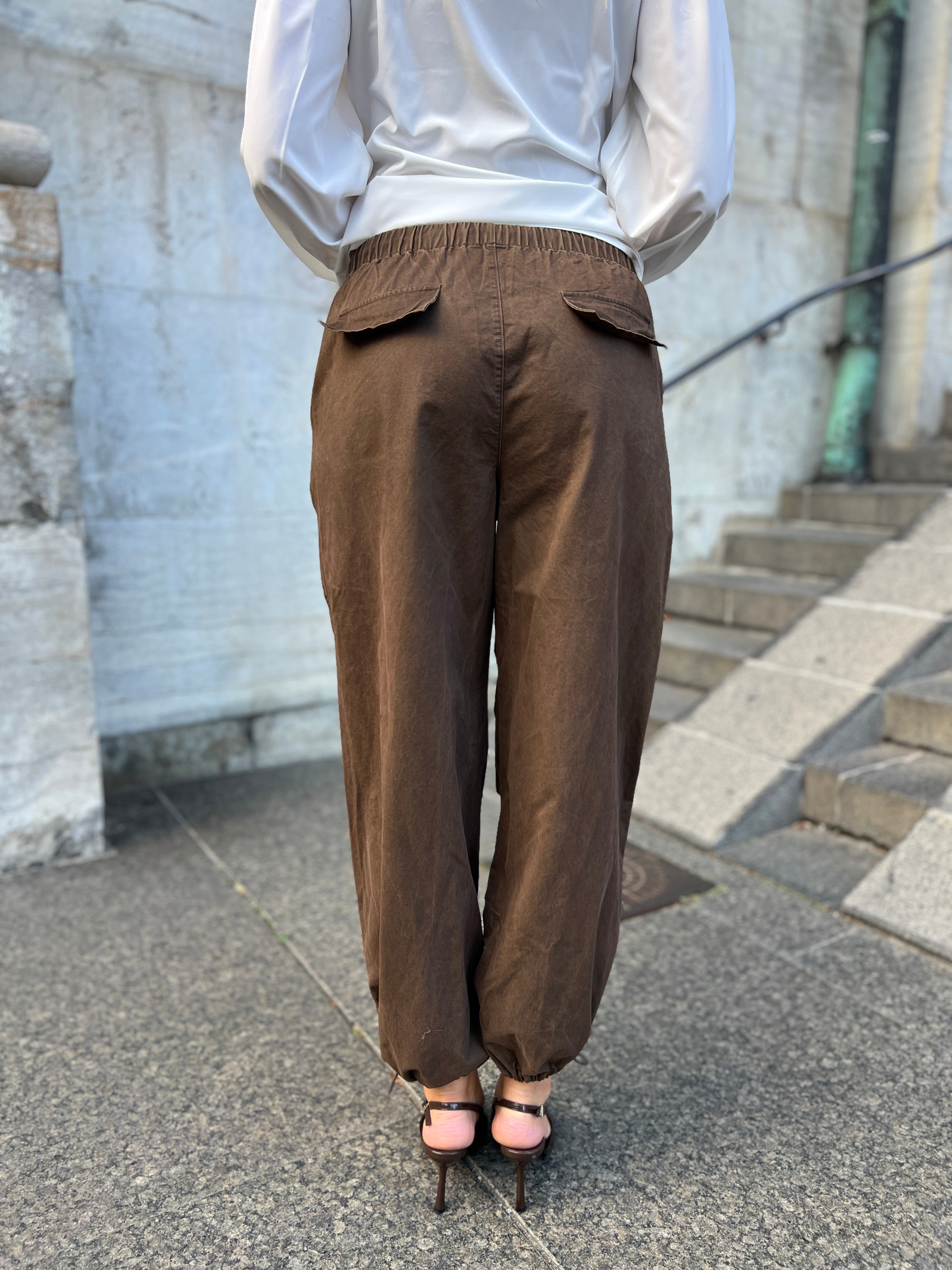 Continue cargo bukser i brun - Åberg Copenhagen