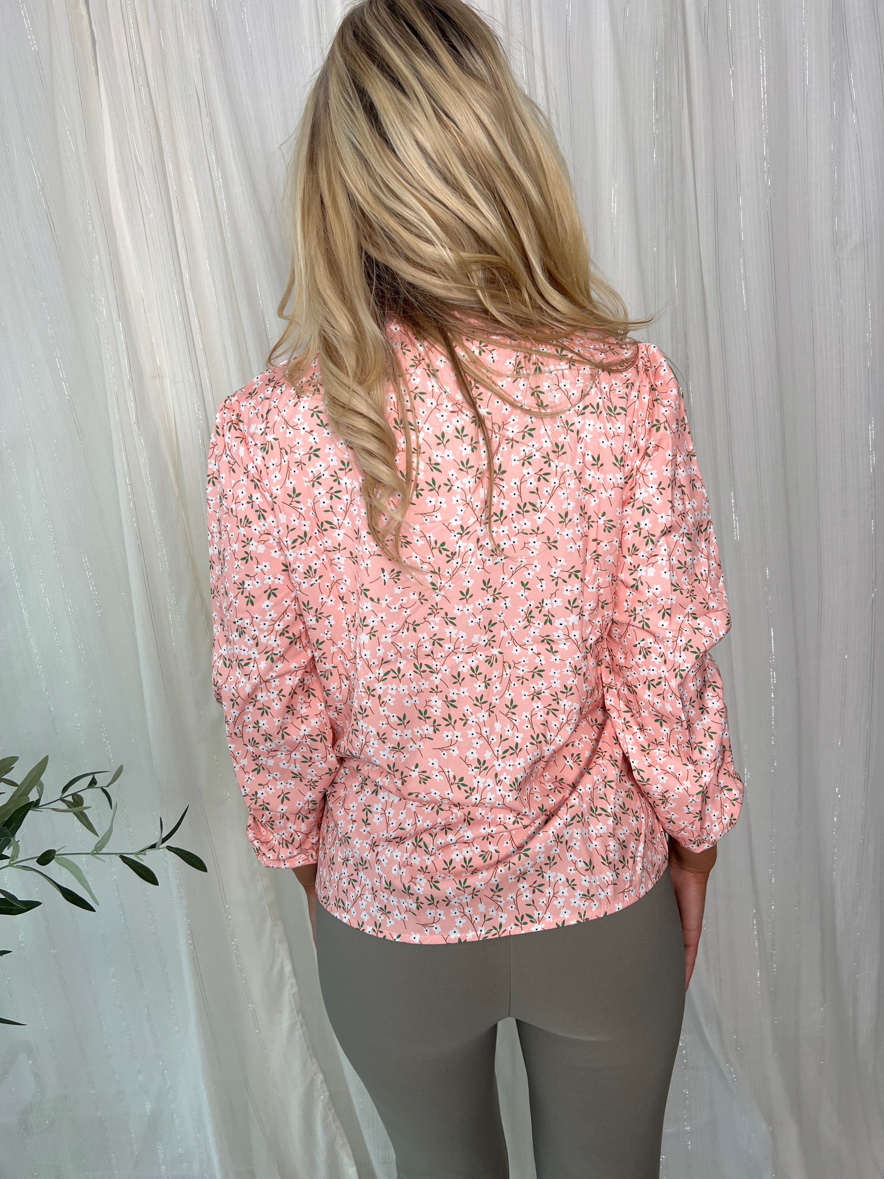 Azaka flower ruffle shirt fra webshoppen Aaberg Copenhagen