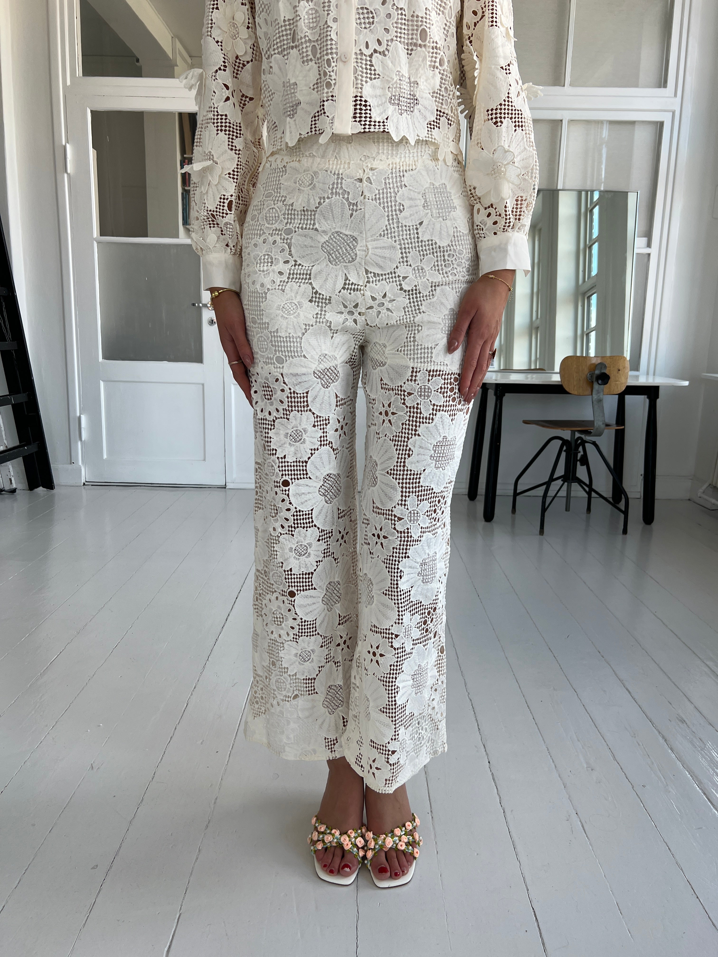 Elli white beige lace pants fra webshoppen Aaberg Copenhagen