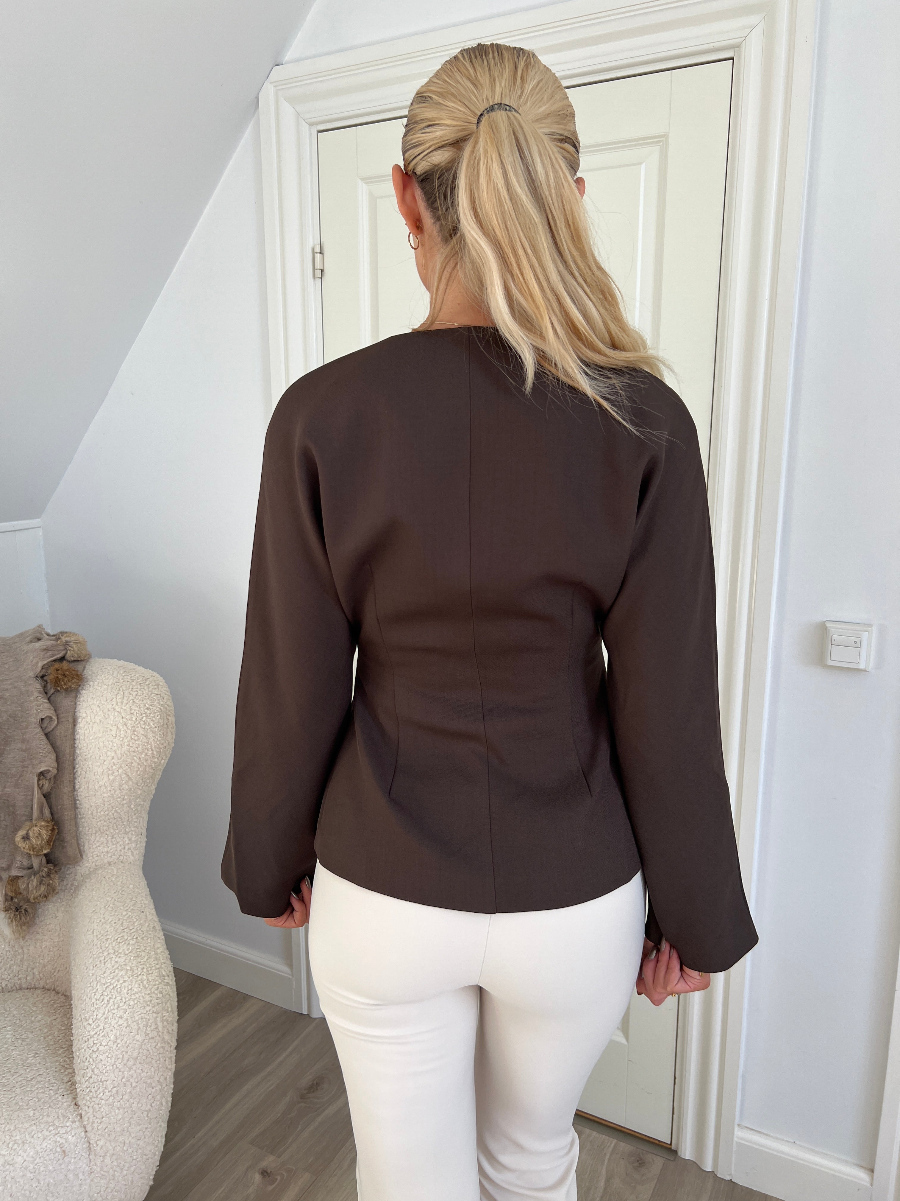 Smuk brun blazer med guldknapper - Åberg Copenhagen