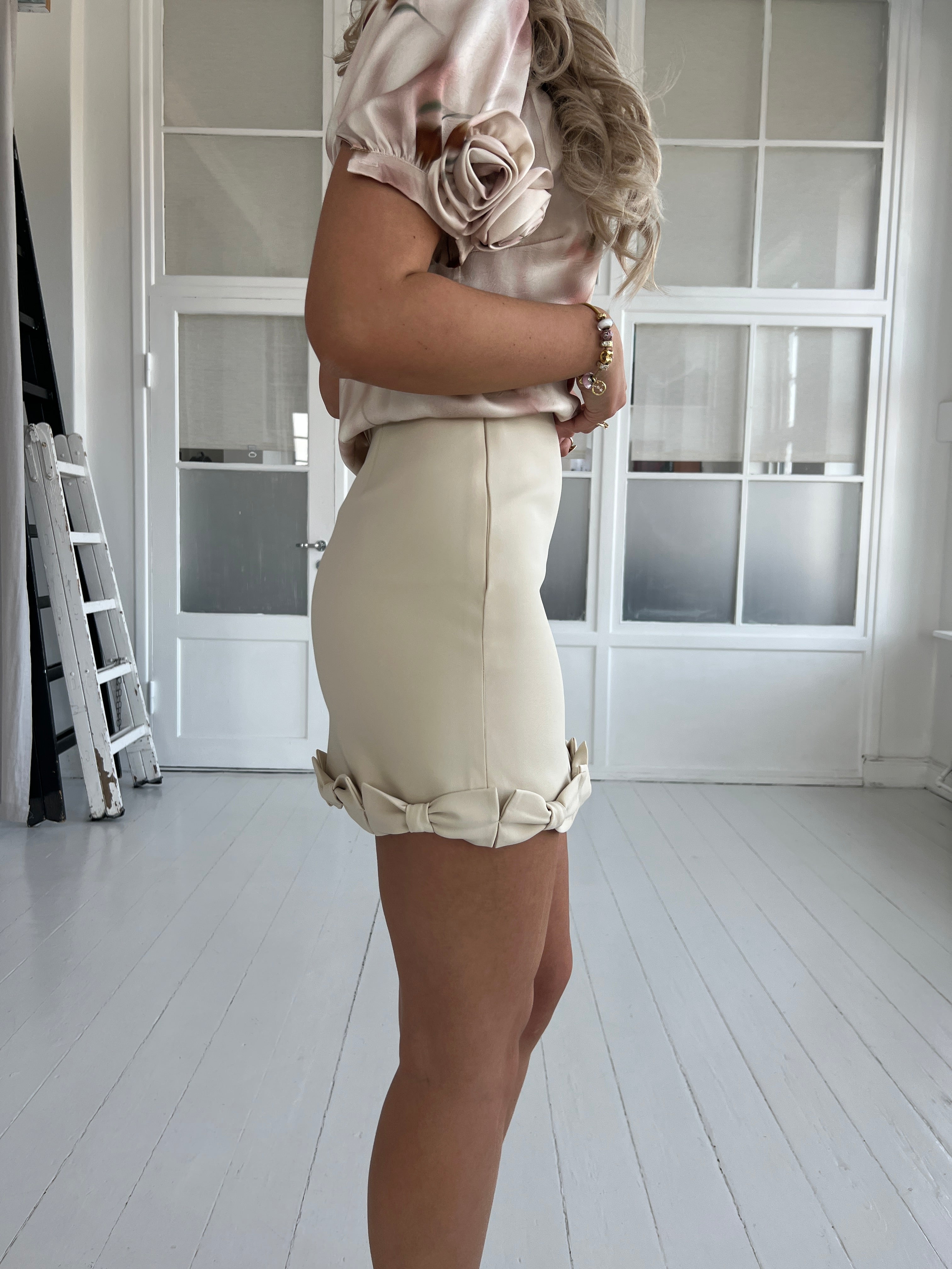 Elli White beige bow skirt