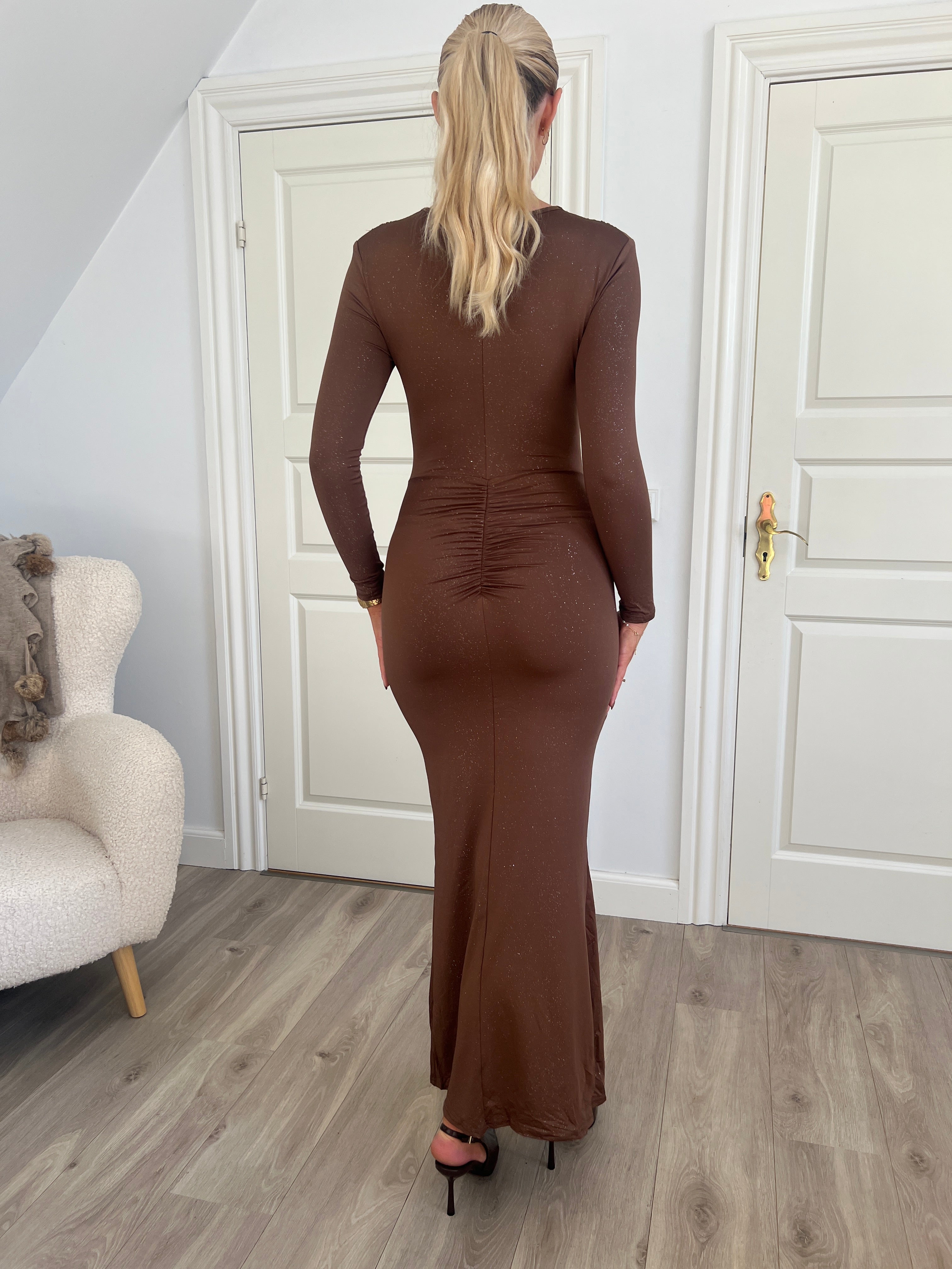 Elegant, lang brun kjole - Åberg Copenhagen