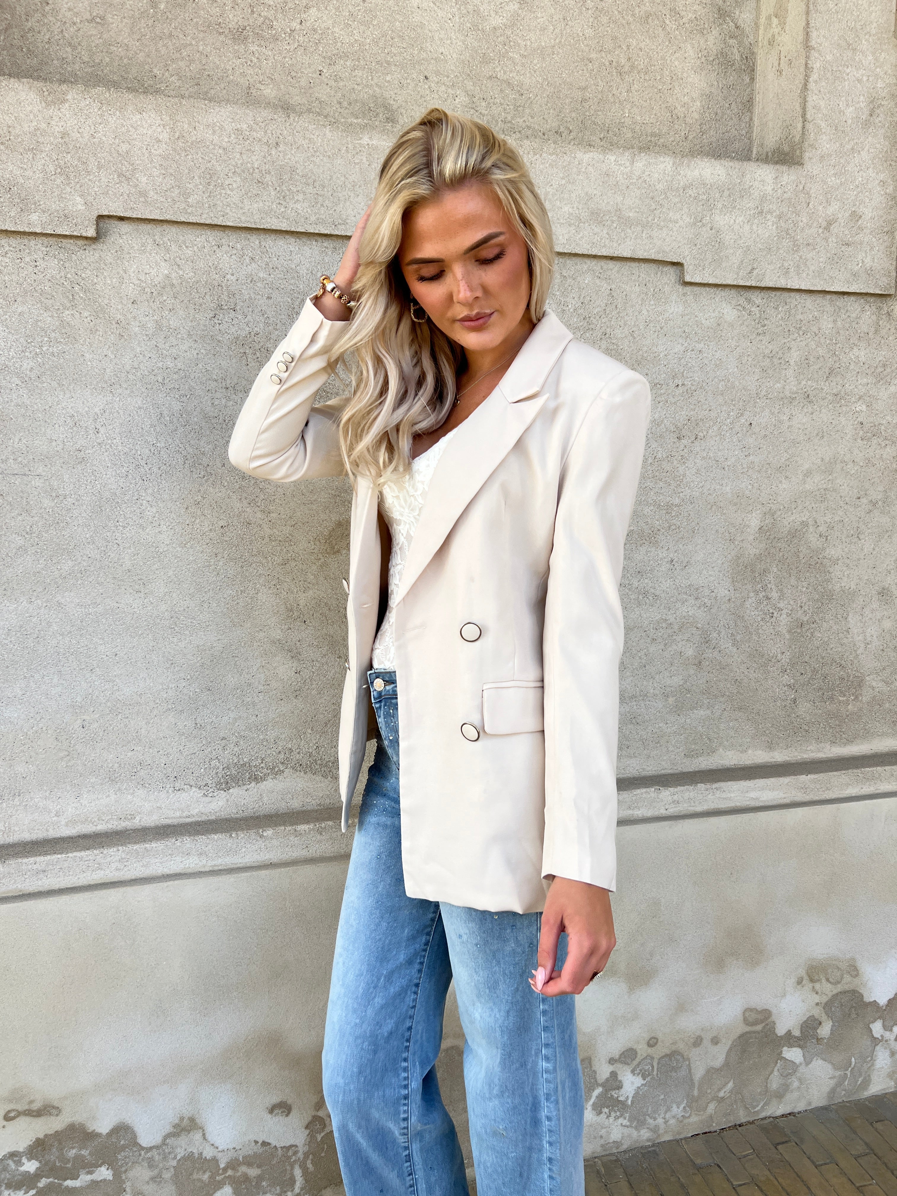 Its May beige blazer