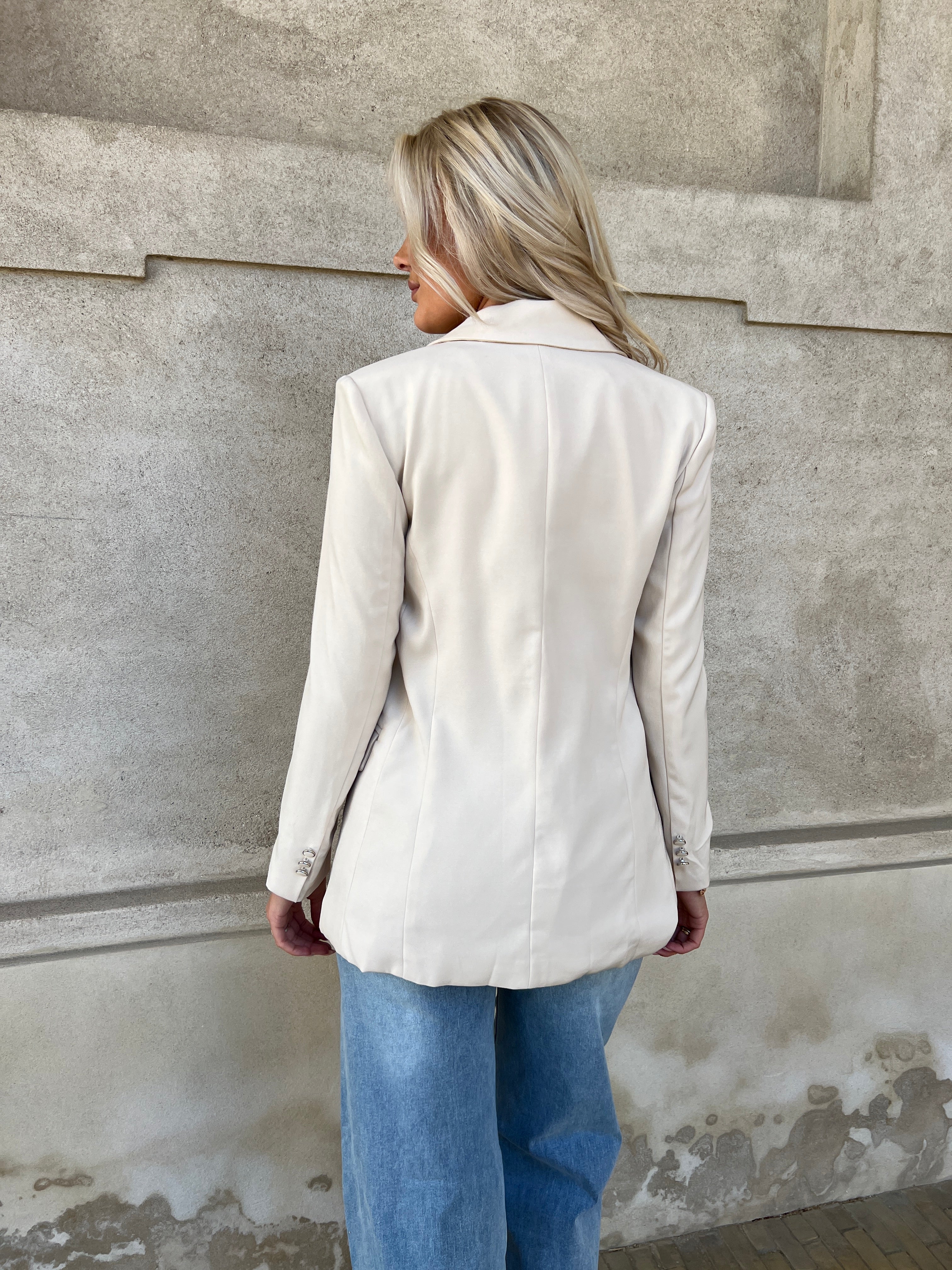 Its May beige blazer