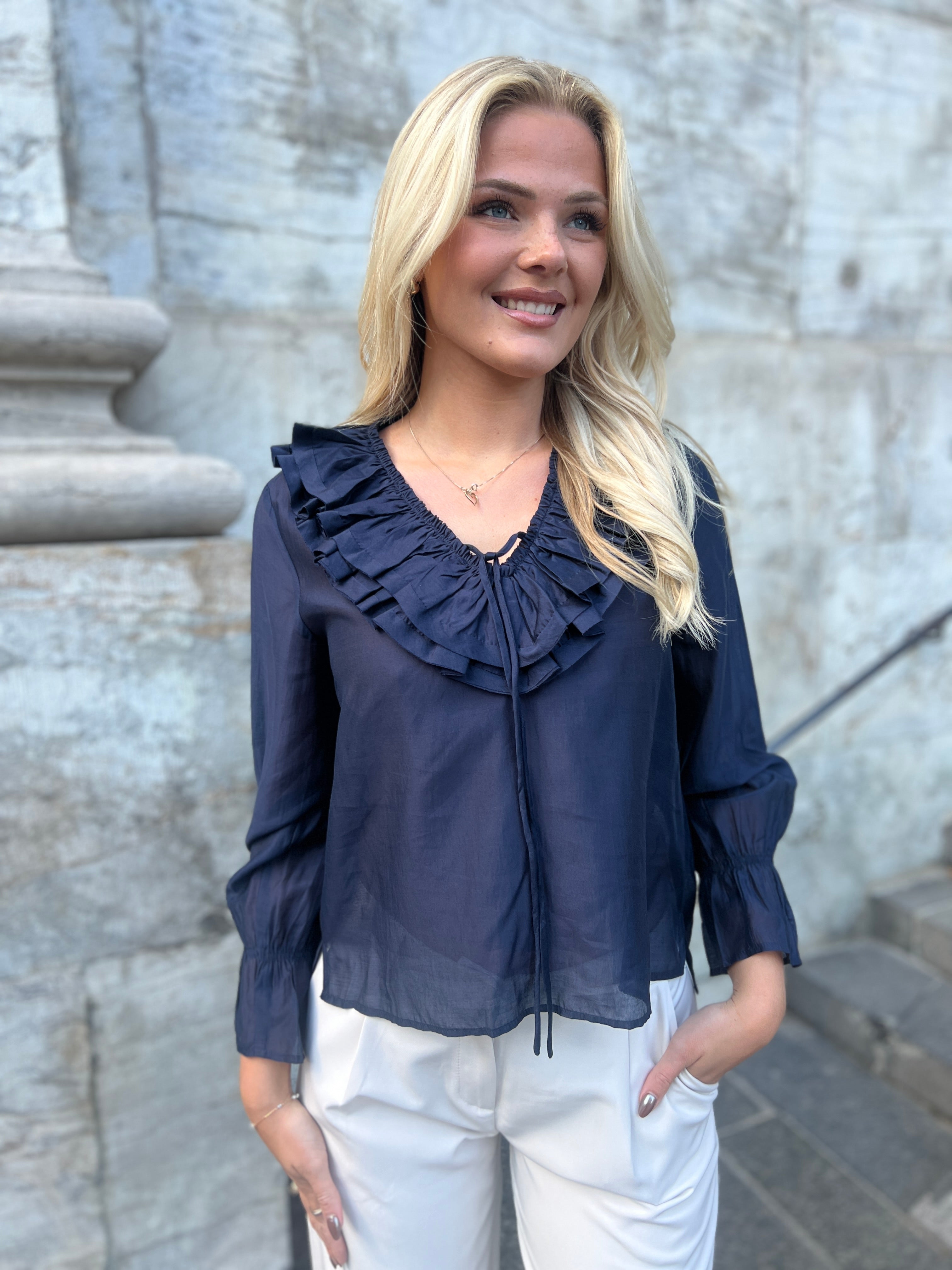 Continue skjorte med blonder og bindebånd - Åberg Copenhagen