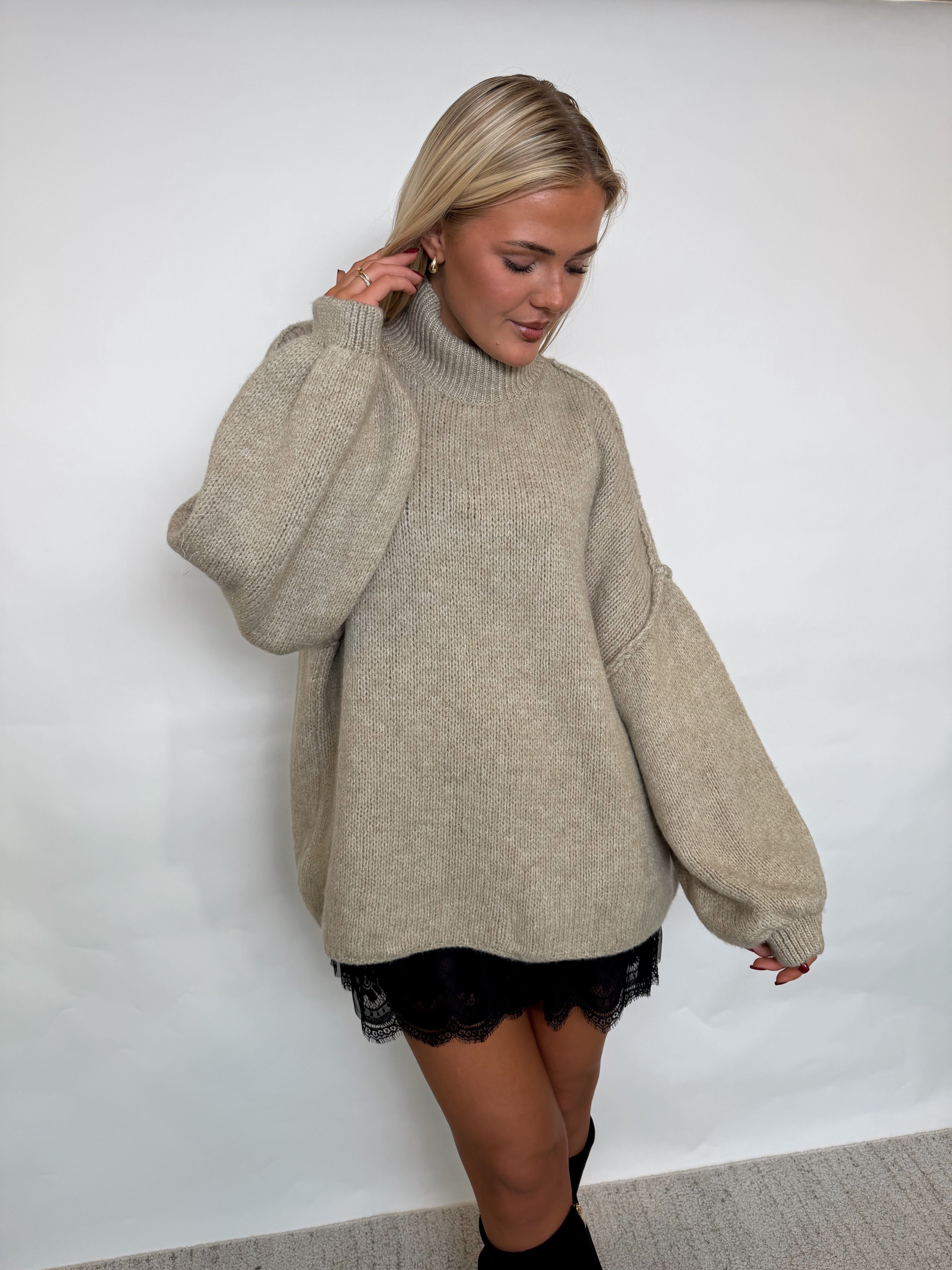 Estee oversized knit beige fra webshoppen Aaberg Copenhagen