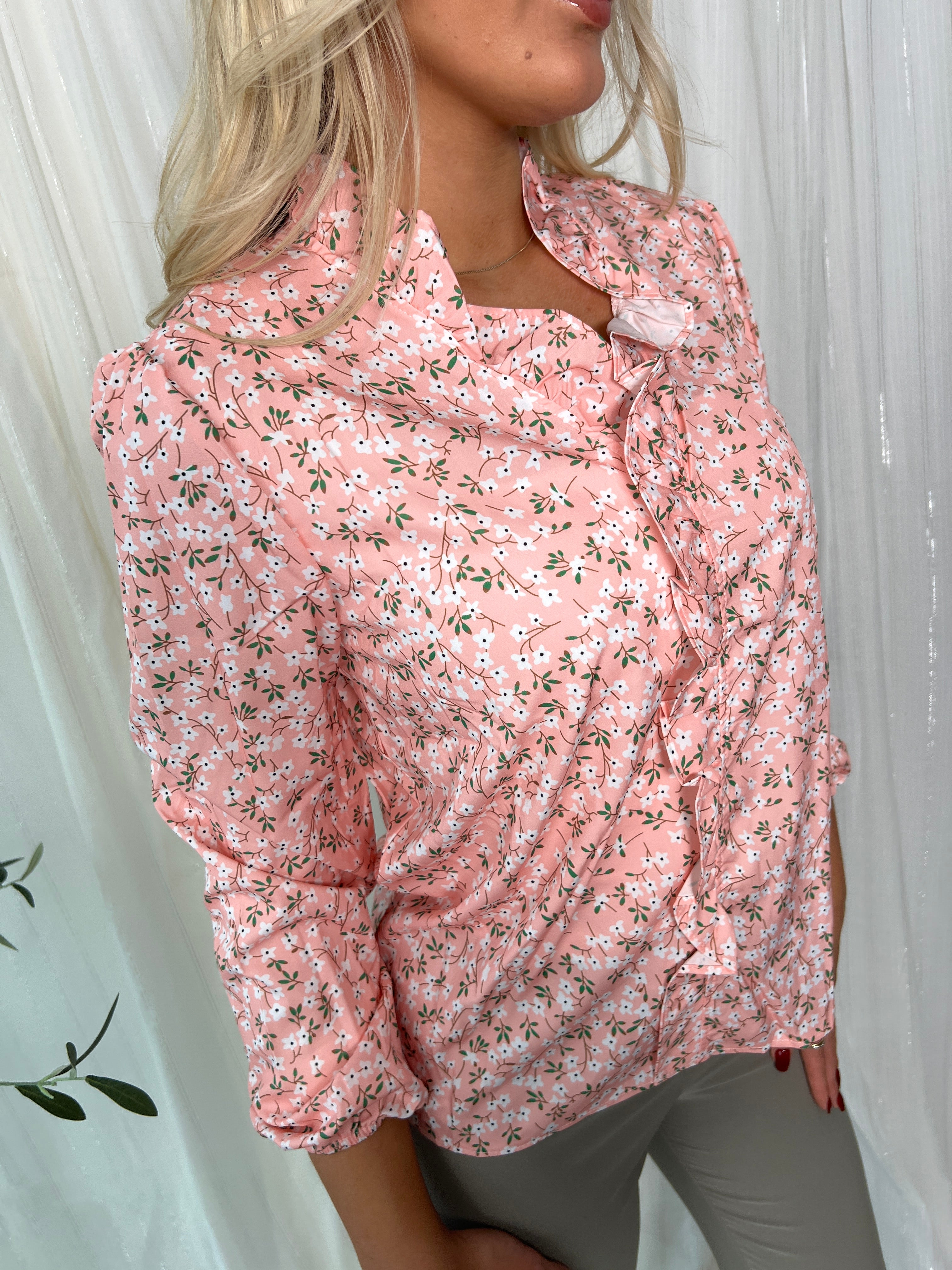 Azaka flower ruffle shirt fra webshoppen Aaberg Copenhagen