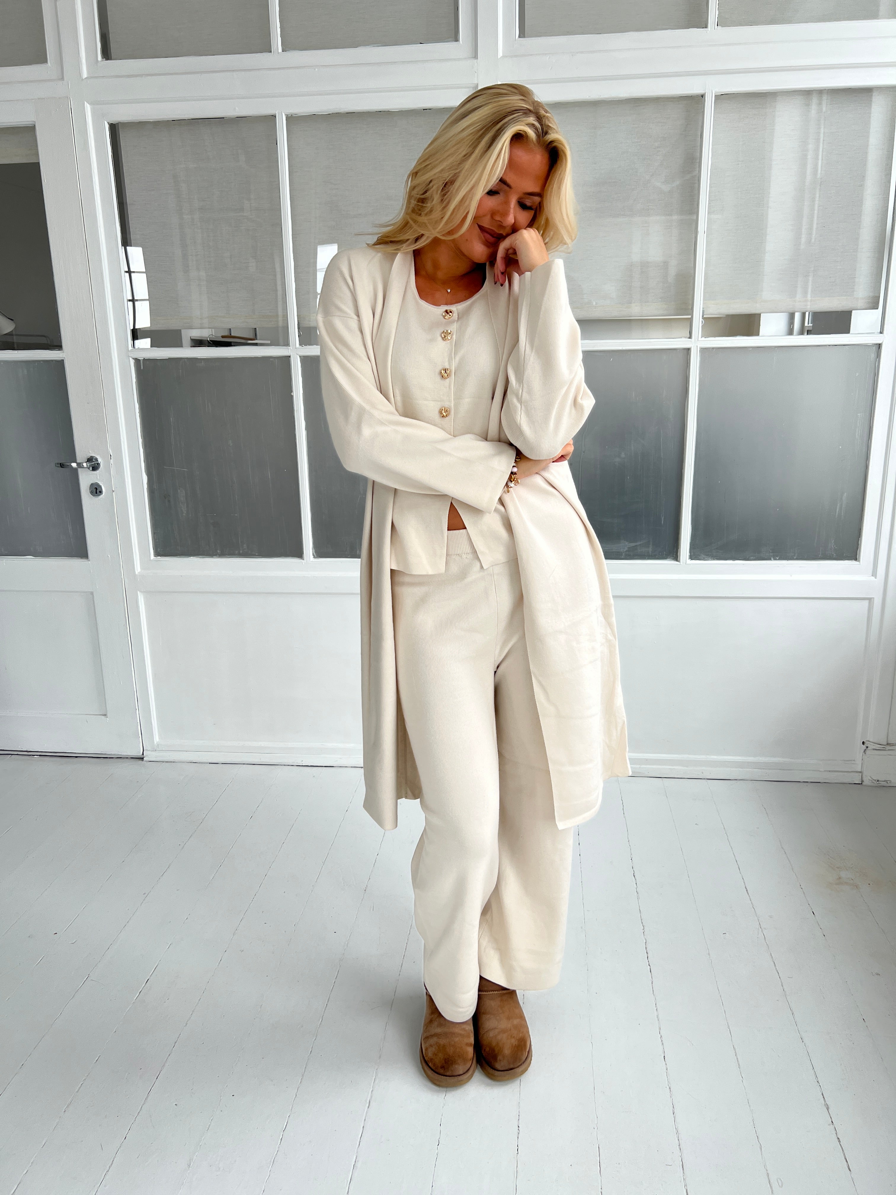 Flam beige knit set fra webshoppen Aaberg Copenhagen