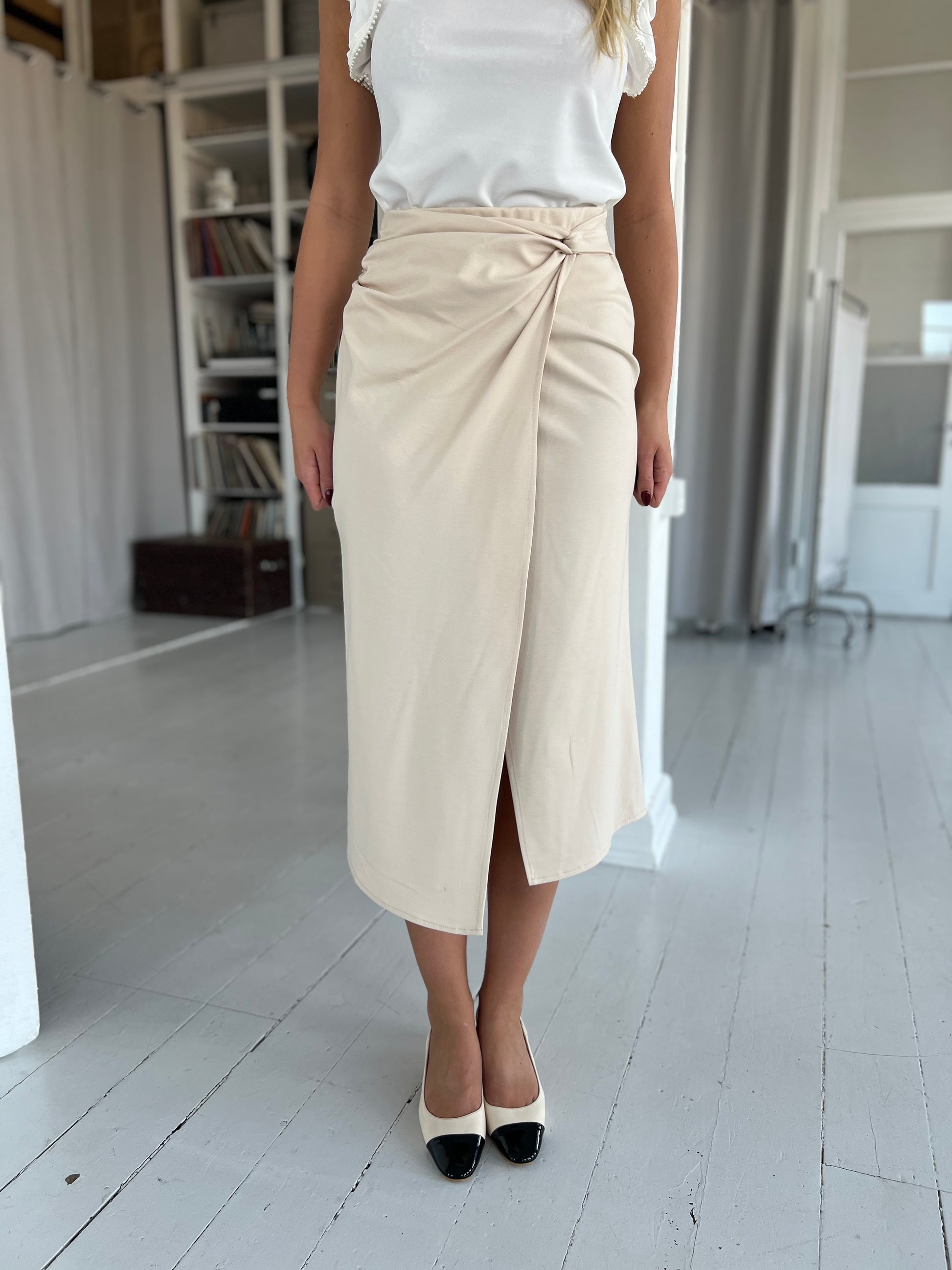 July beige lang nederdel med slids fra webshoppen Aaberg Copenhagen
