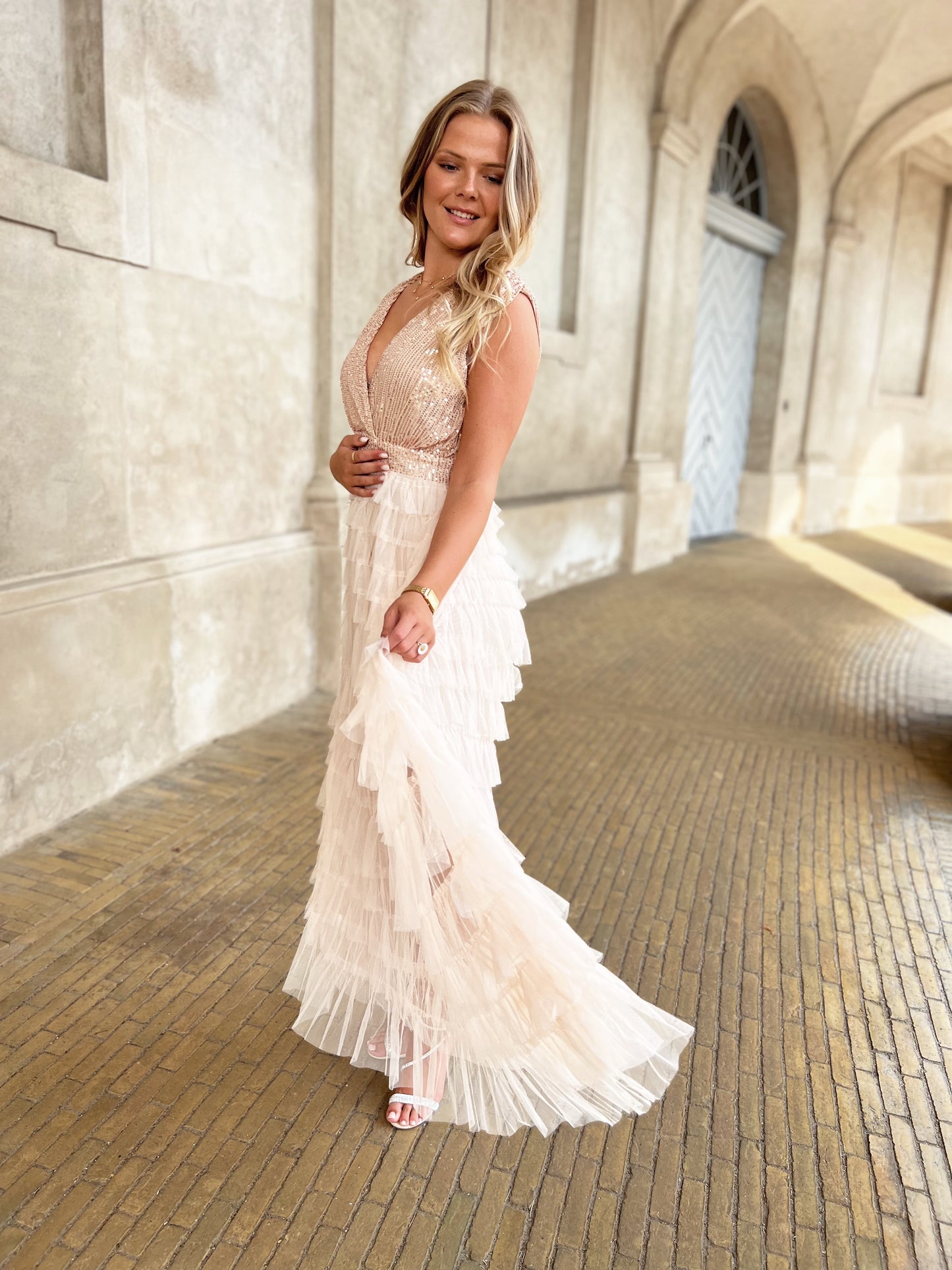 Gabrielle beige kjole m. tyl og pailletter (8310)