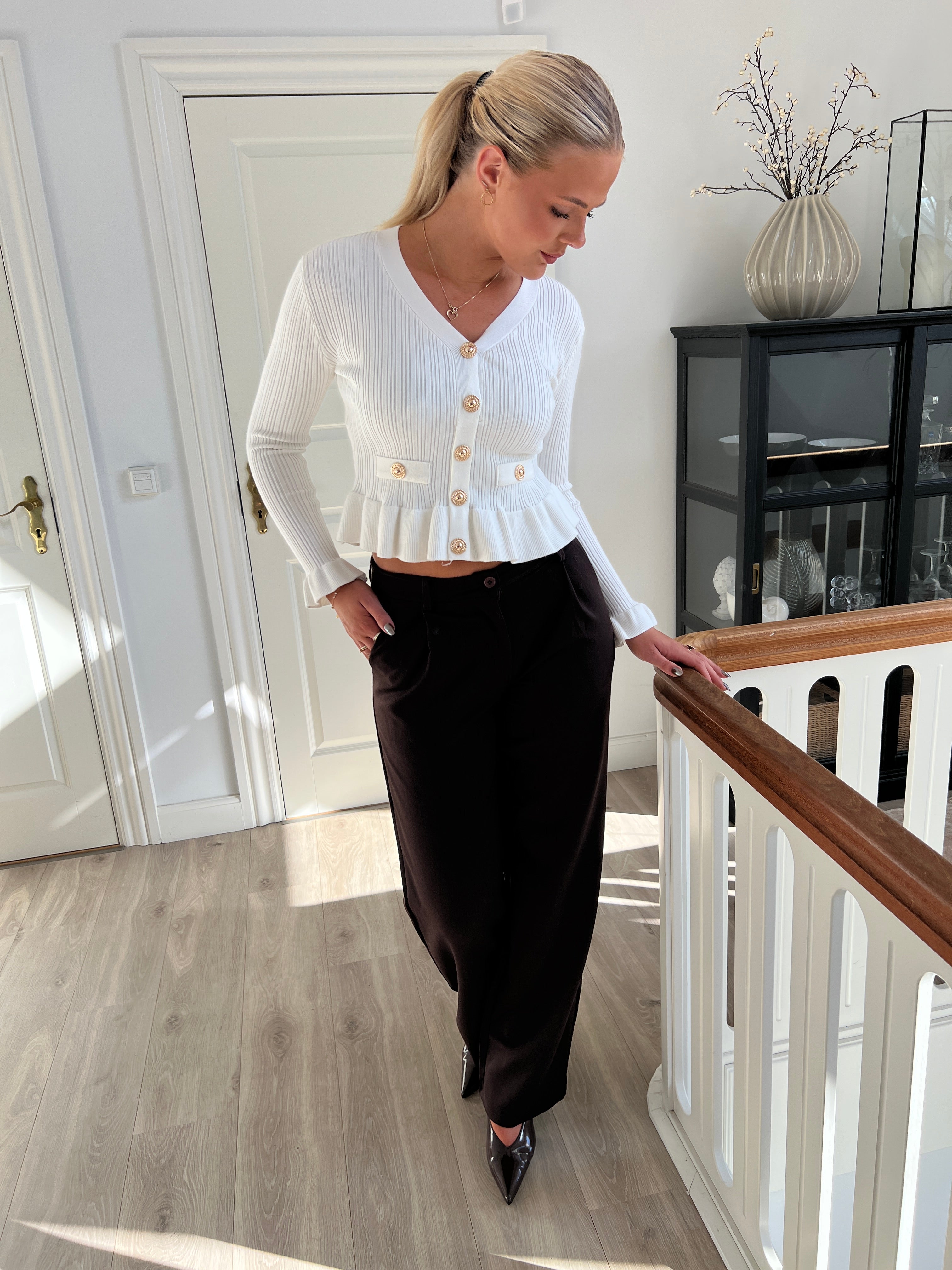 Model i Elsa white blouse fra webshoppen Aaberg Copenhagen