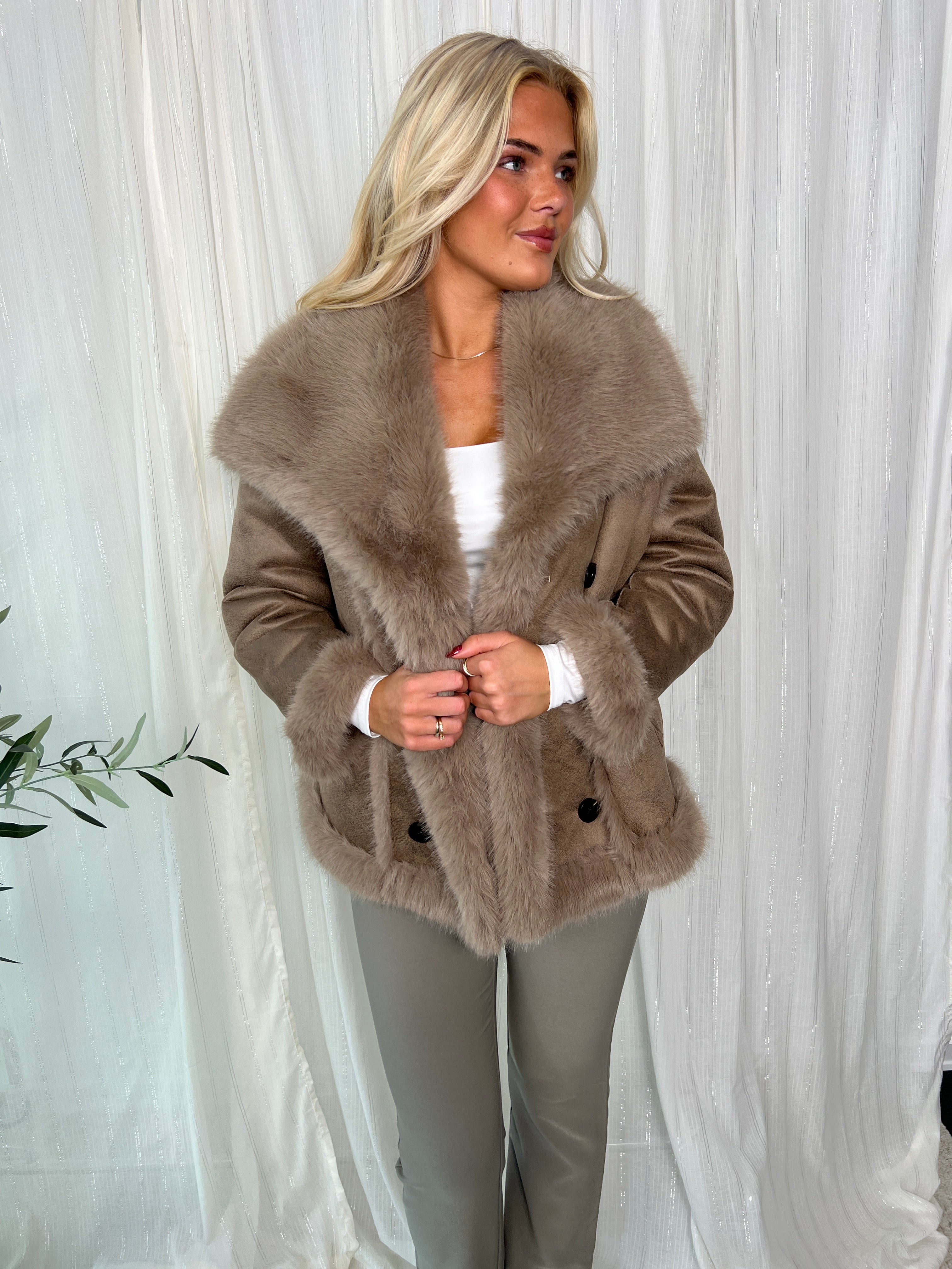 Flam taupe faux fur jakke fra webshoppen Aaberg Copenhagen