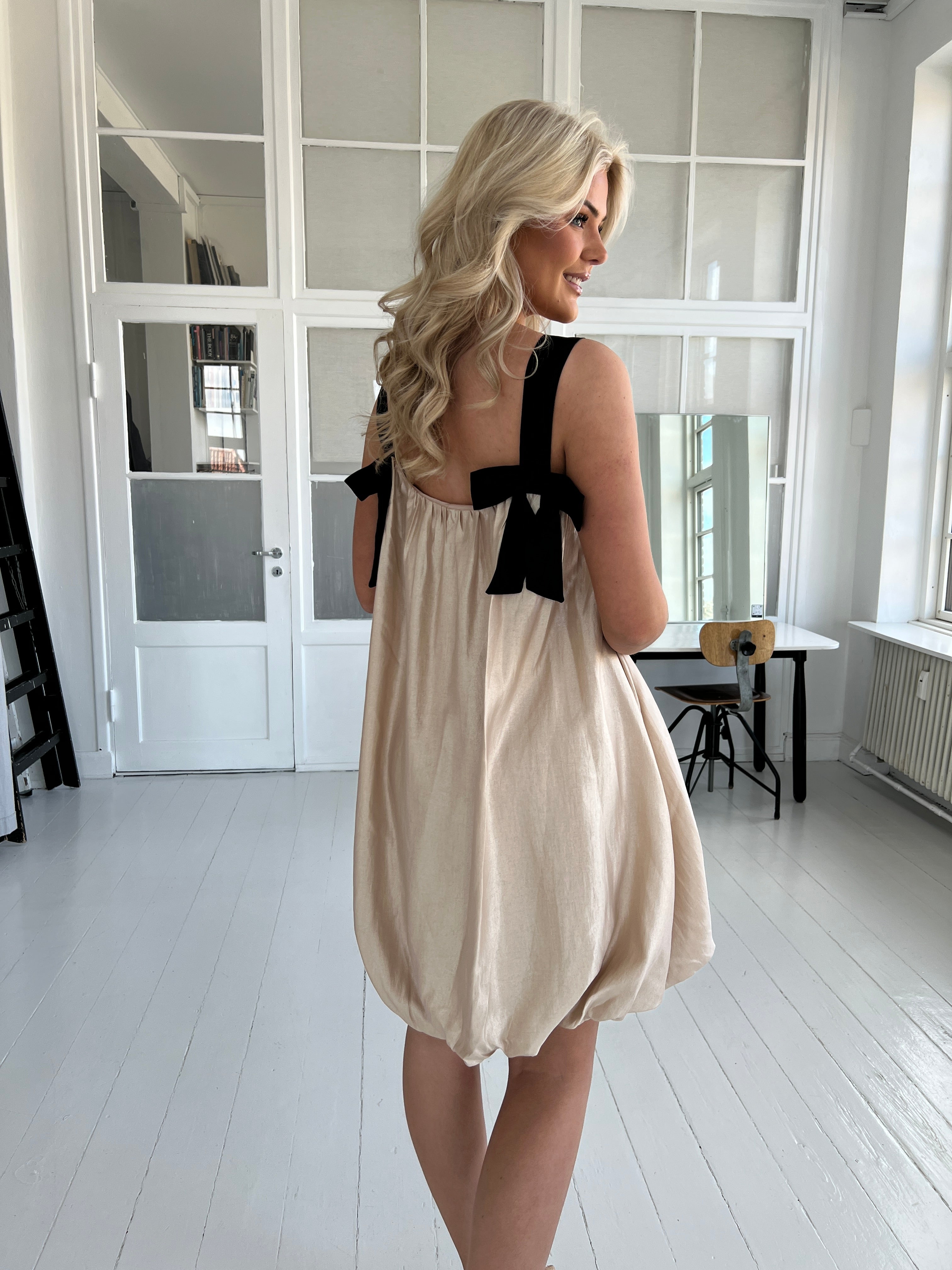 Elli White gylden dress