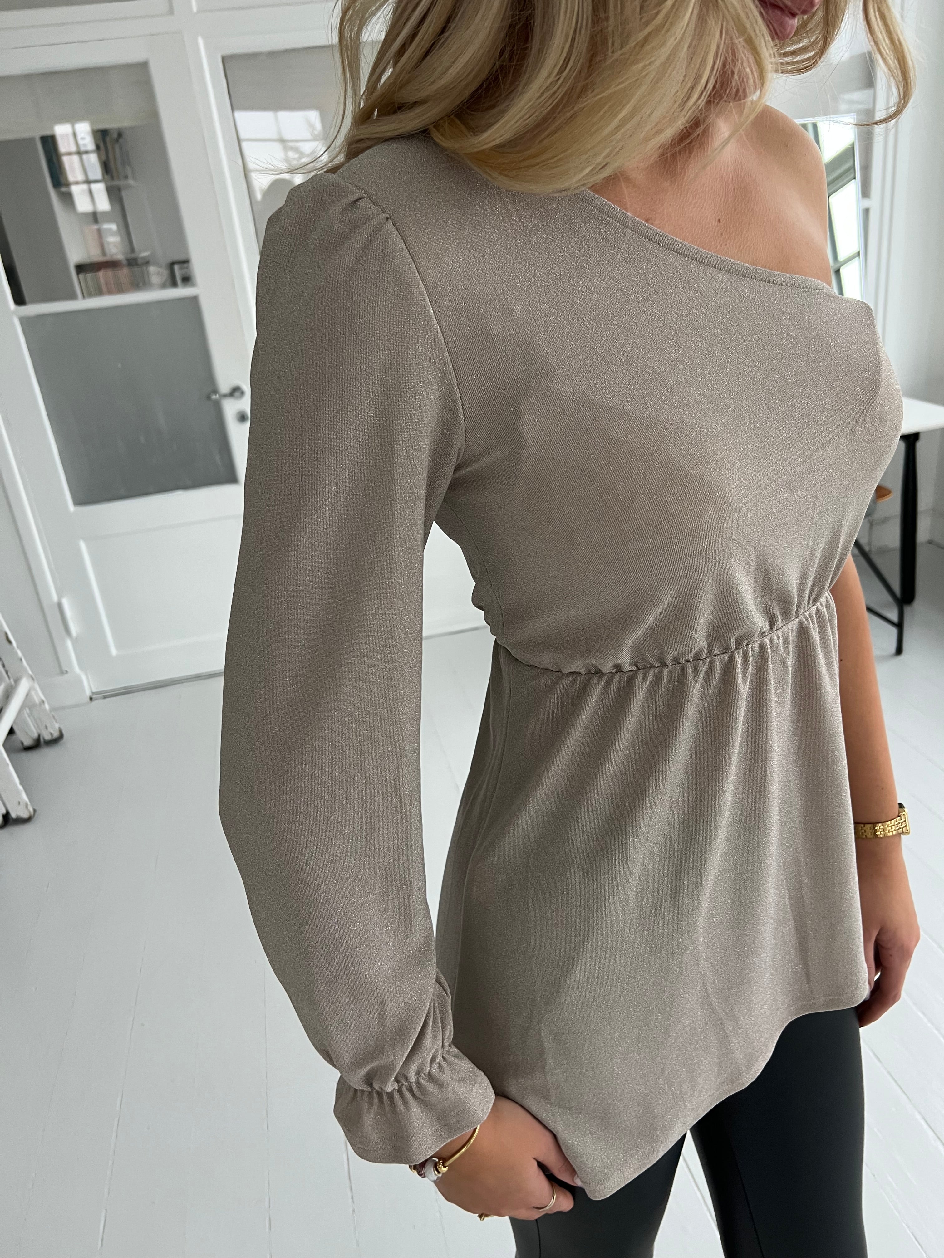 By Swan beige one shoulder