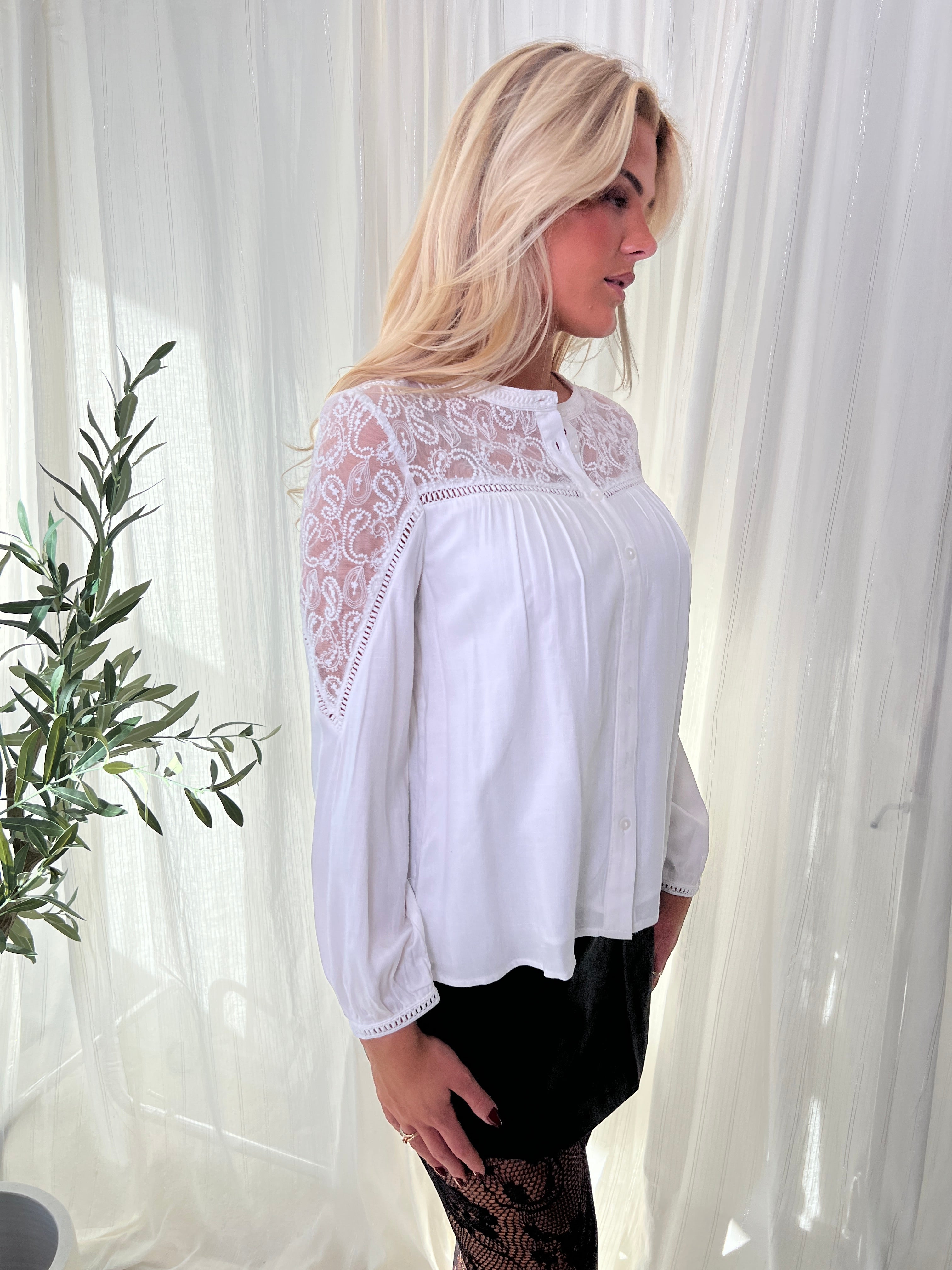 Majolica white lace blouse fra webshoppen Aaberg Copenhagen
