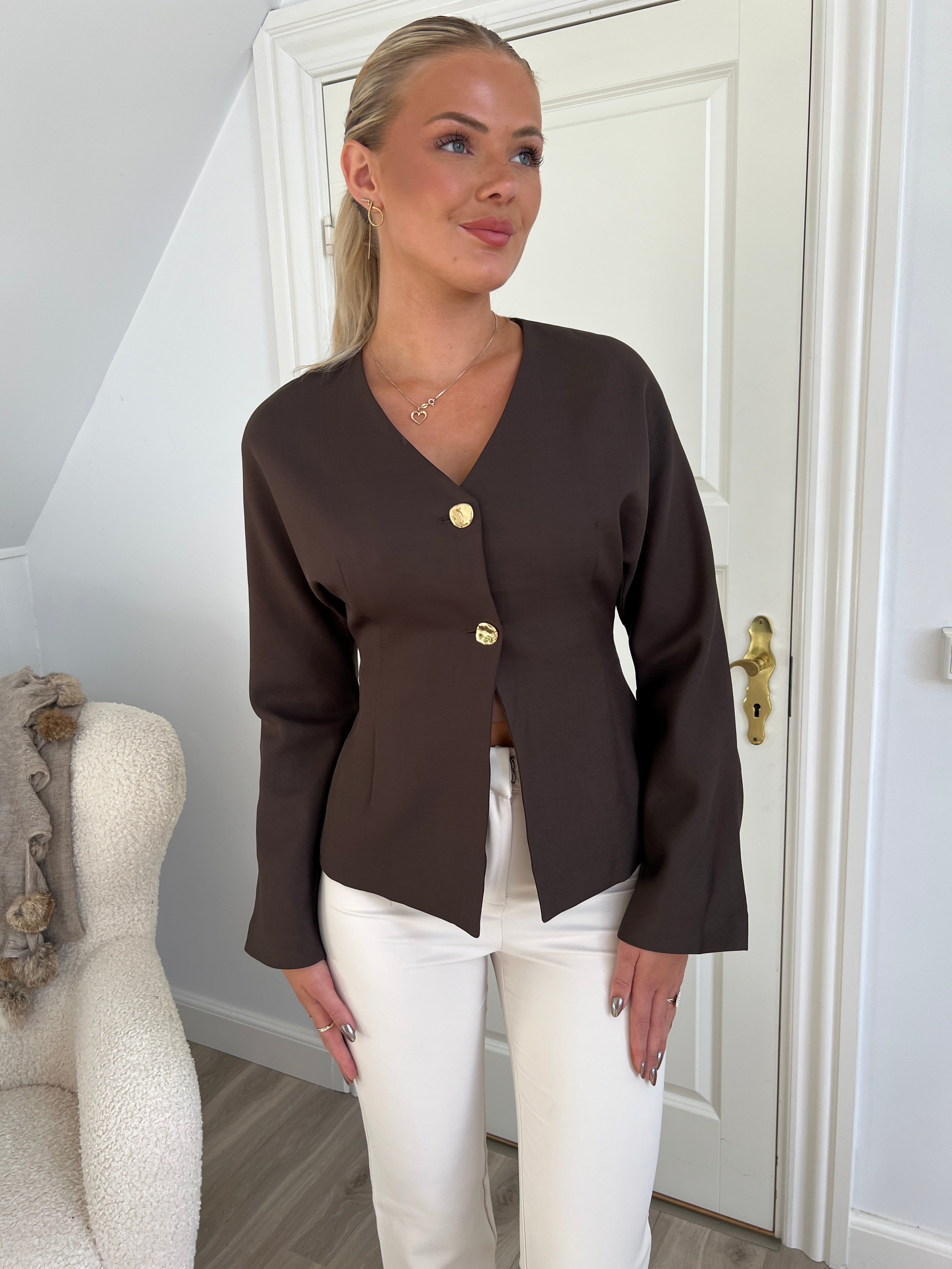 Smuk brun blazer med guldknapper - Åberg Copenhagen