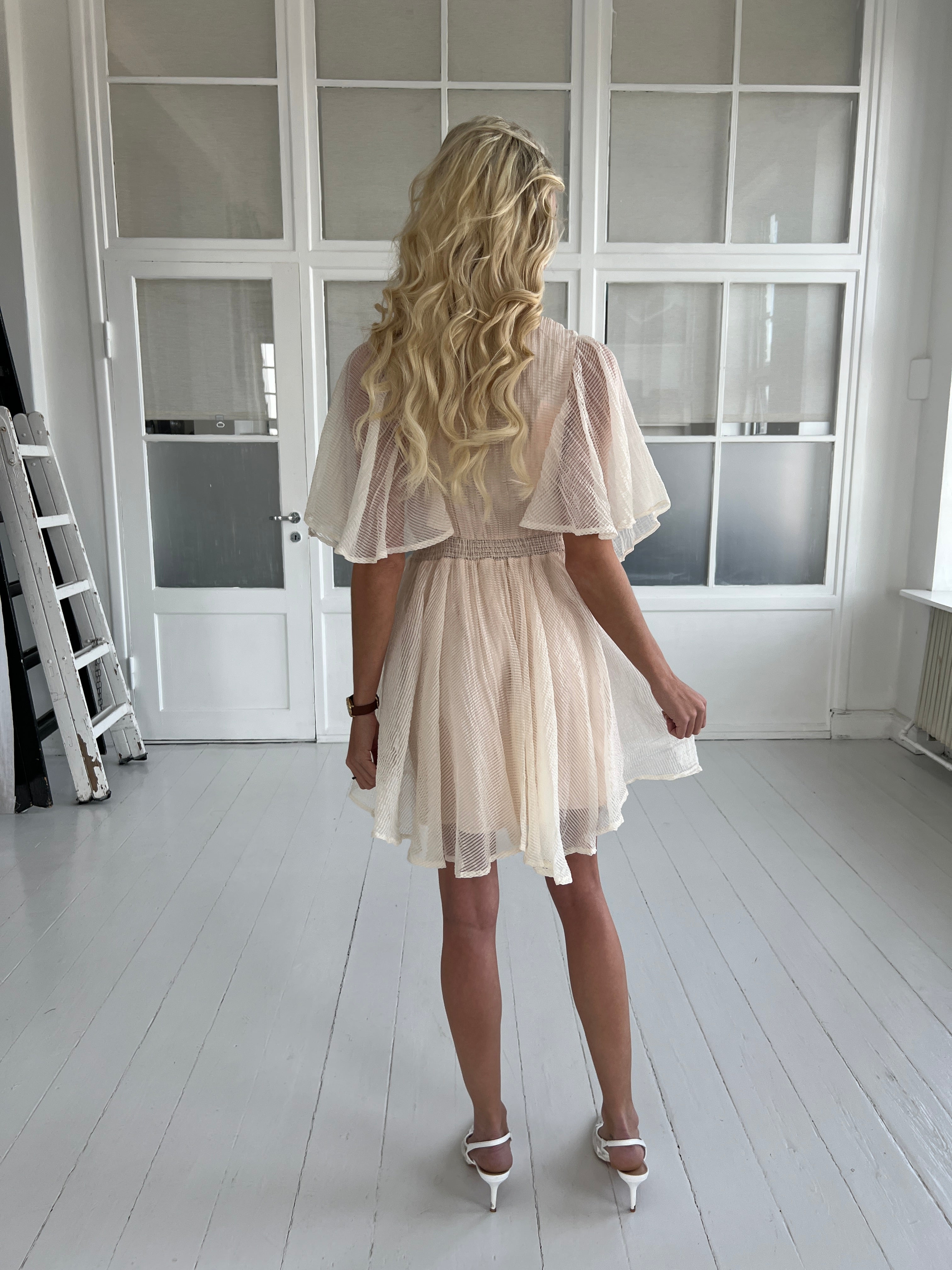 Elli White vanilla short dress