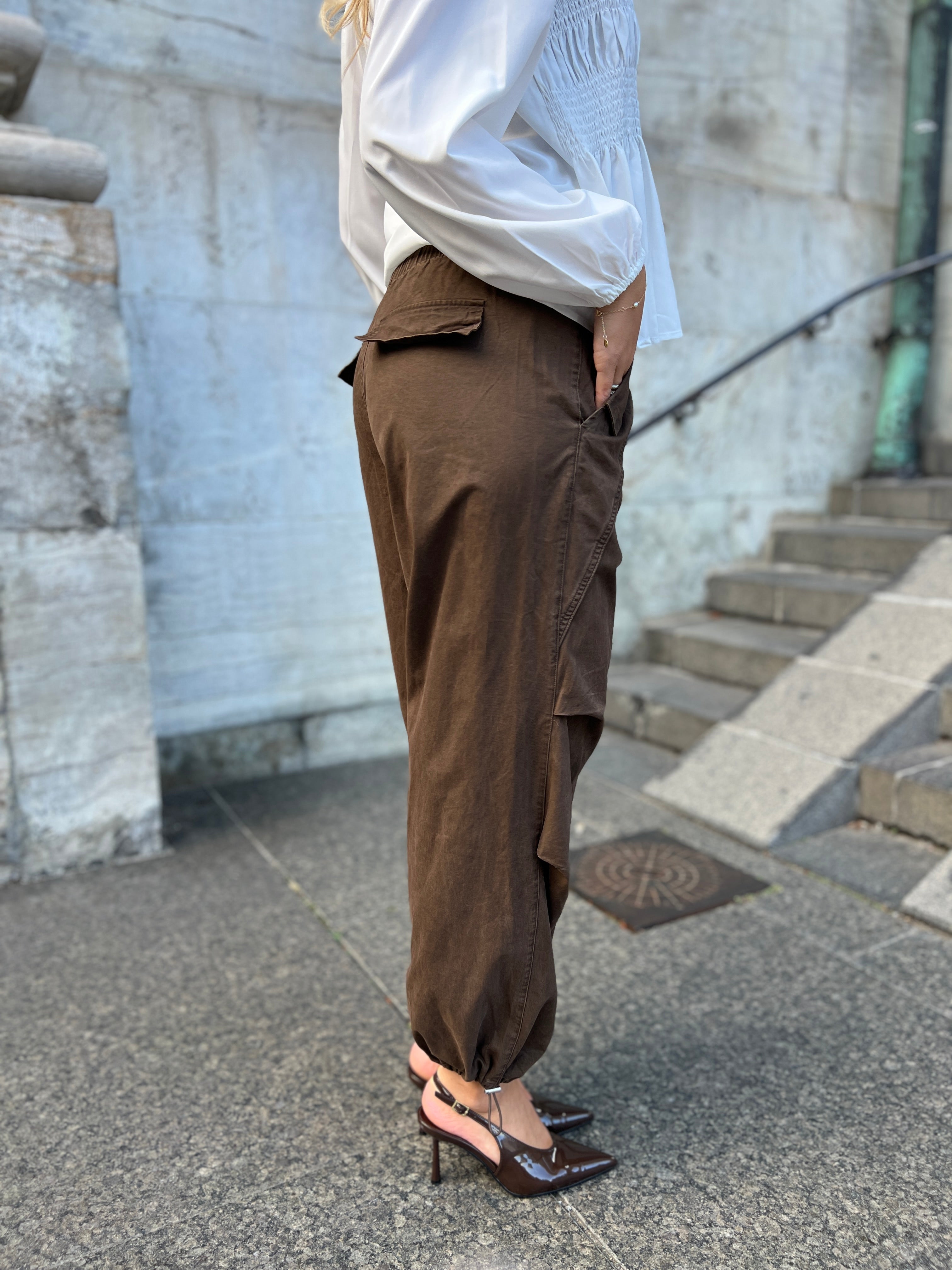 Continue cargo bukser i brun - Åberg Copenhagen