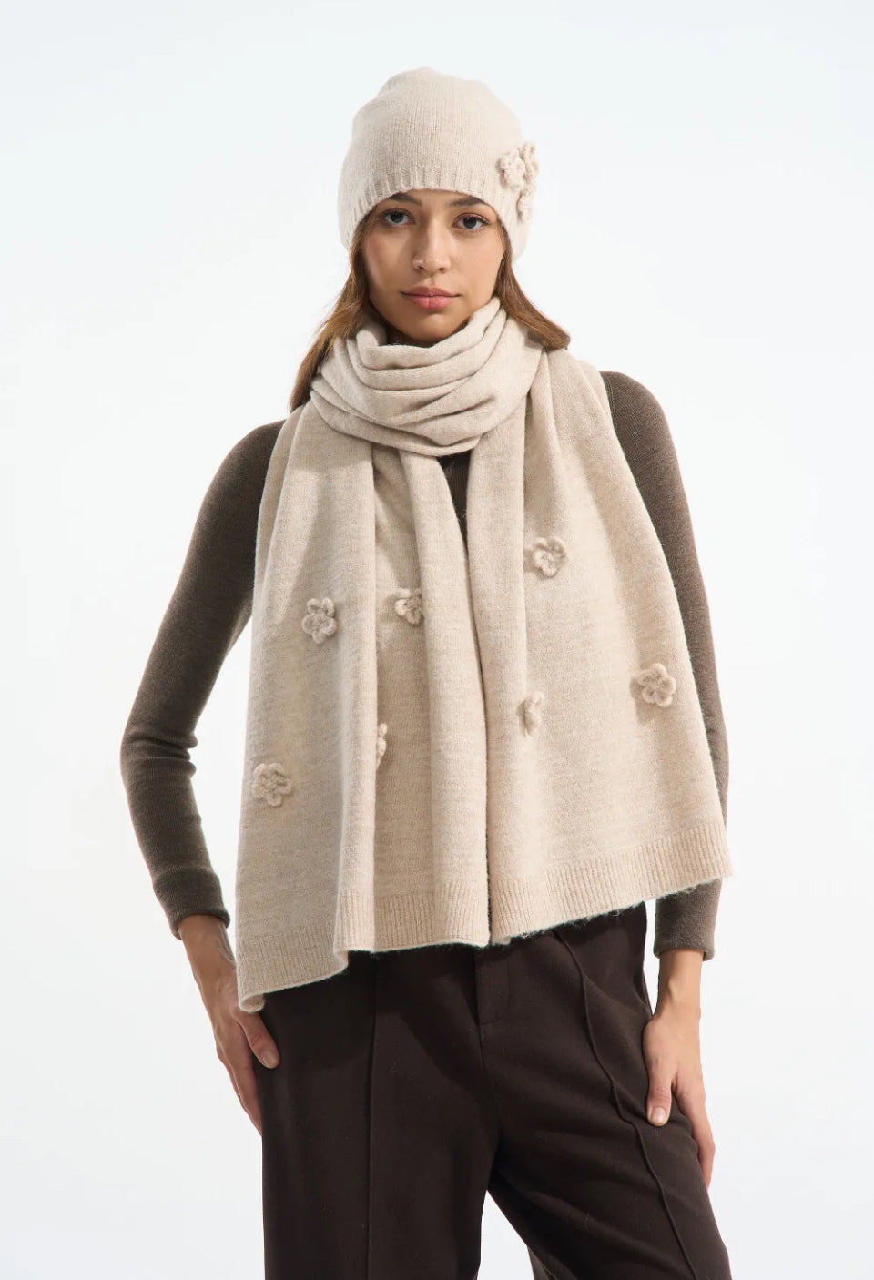 Alma beige Bloom tørklæde fra webshoppen Aaberg Copenhagen