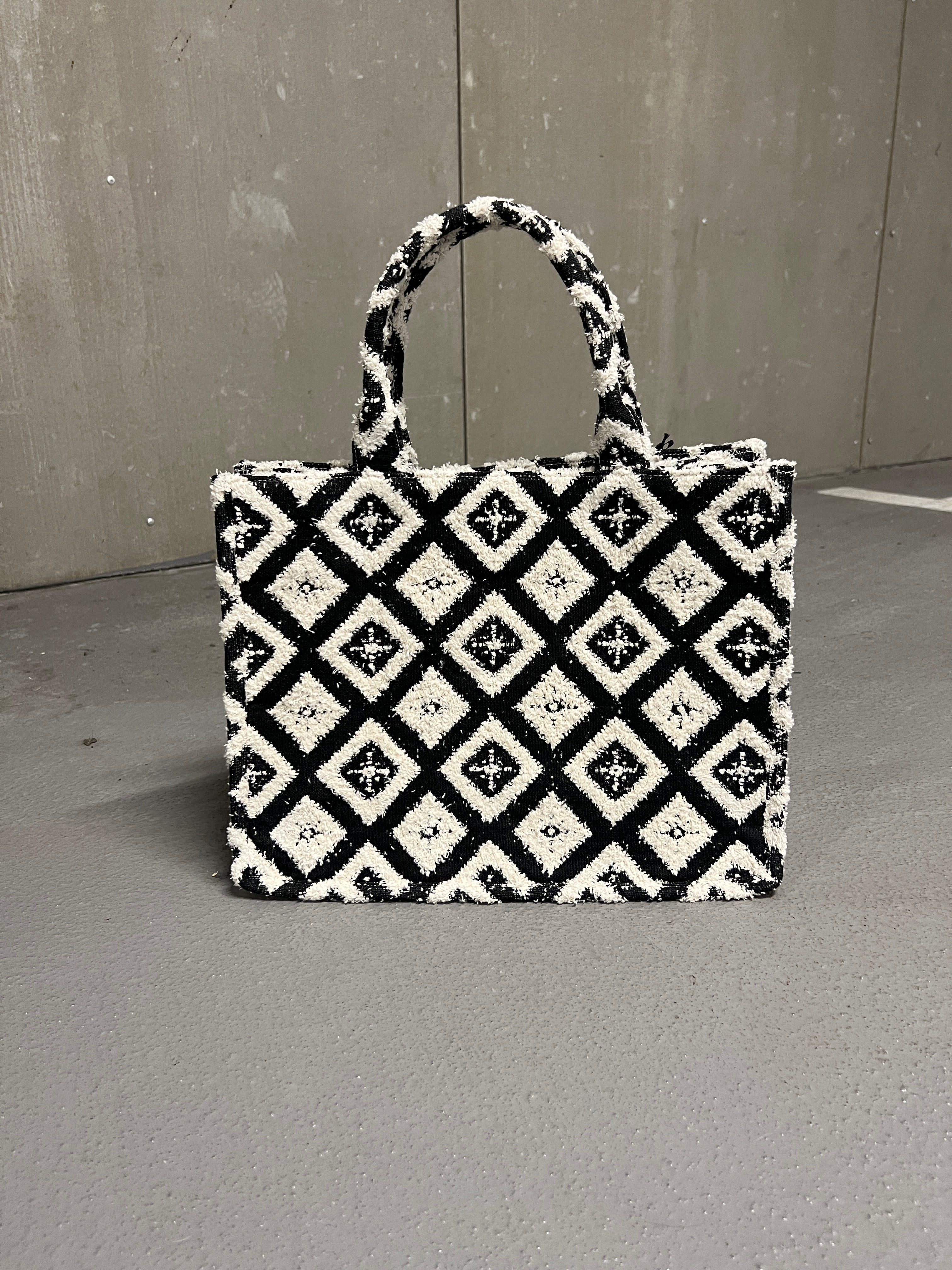Sort og hvid mønstret tote bag i blødt stof – Åberg Copenhagen