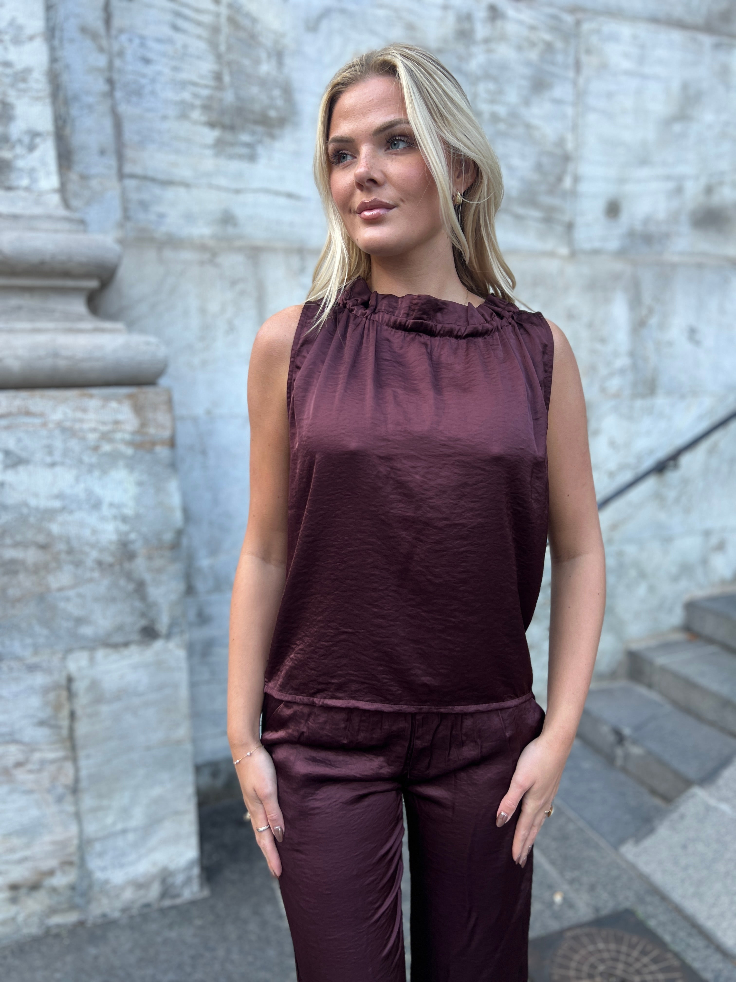 Continue satin top med bindbånd i nakken - Åberg Copenhagen