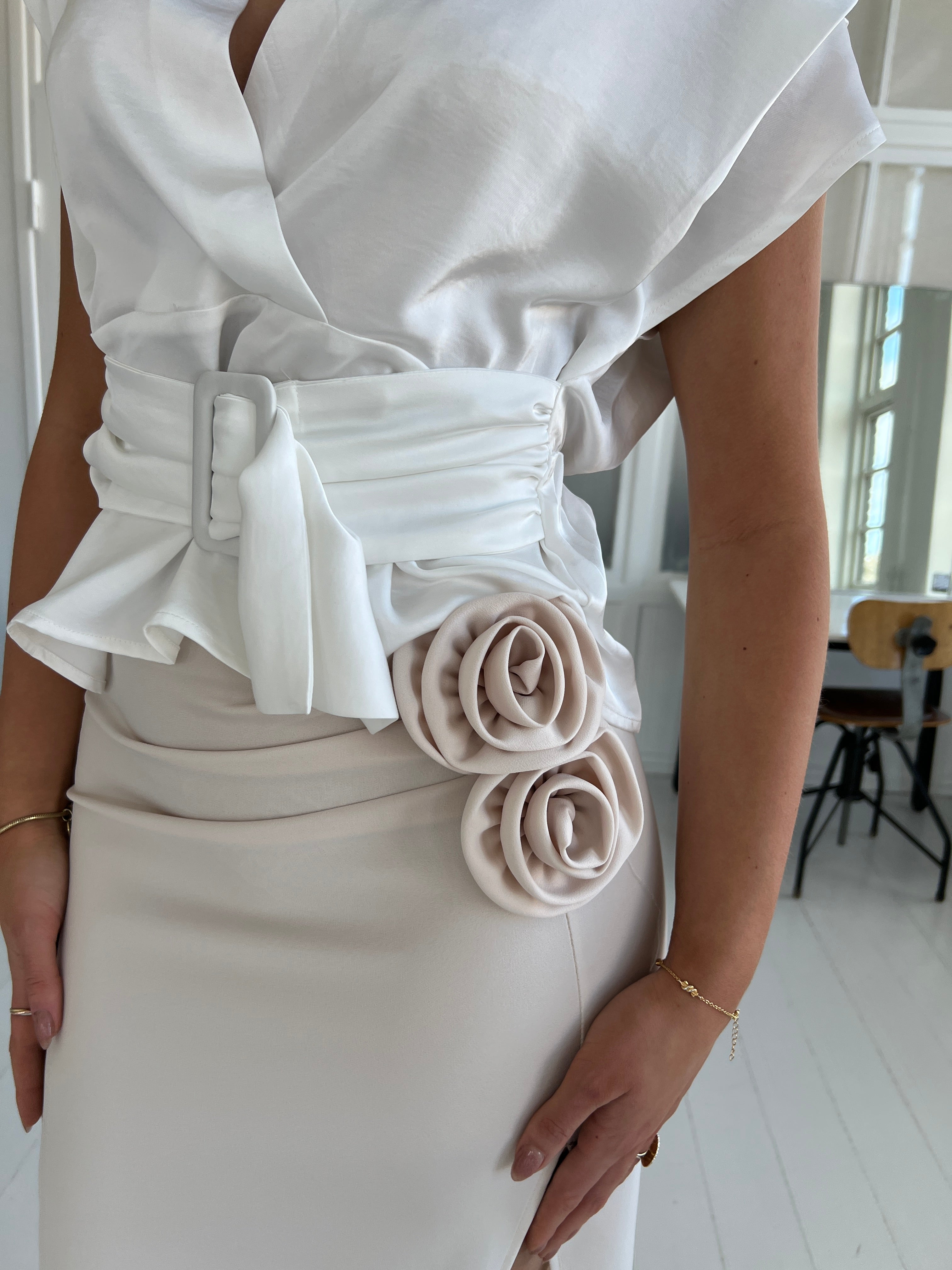 Elli White beige rose skirt