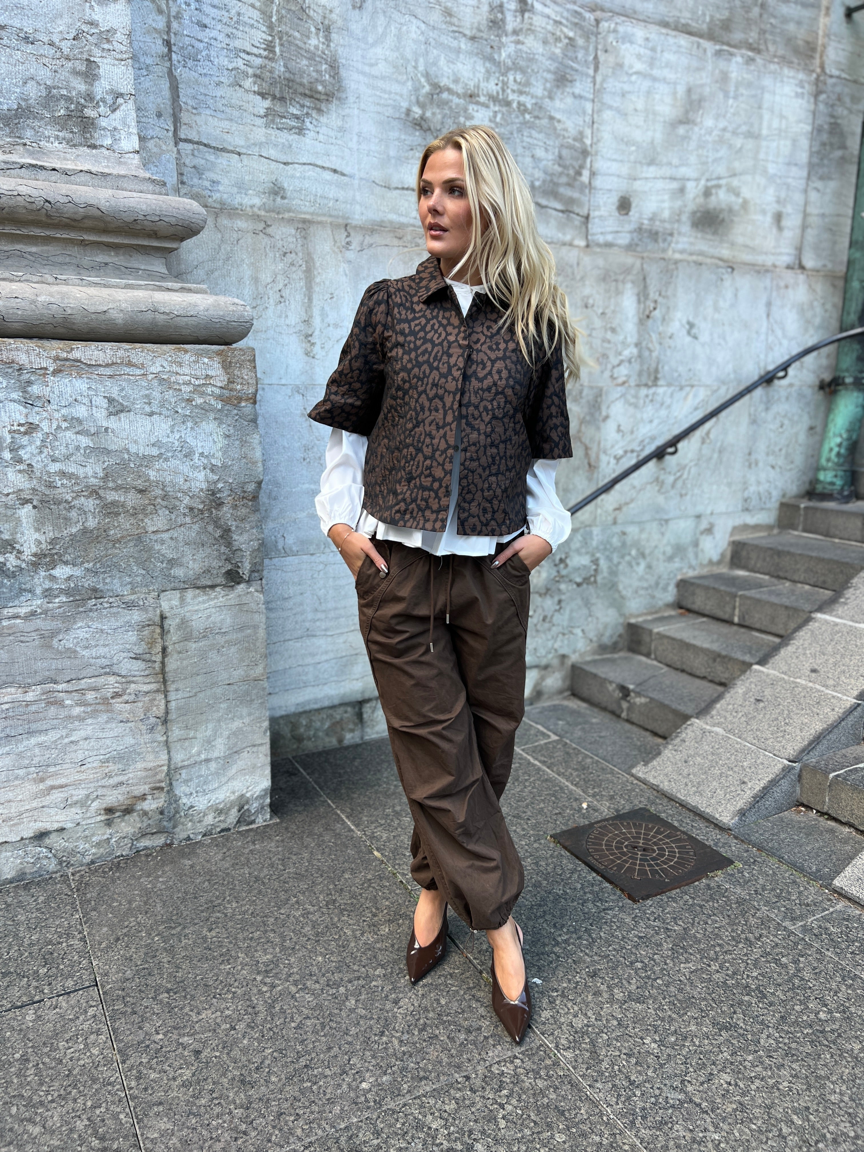 Continue cargo bukser i brun - Åberg Copenhagen