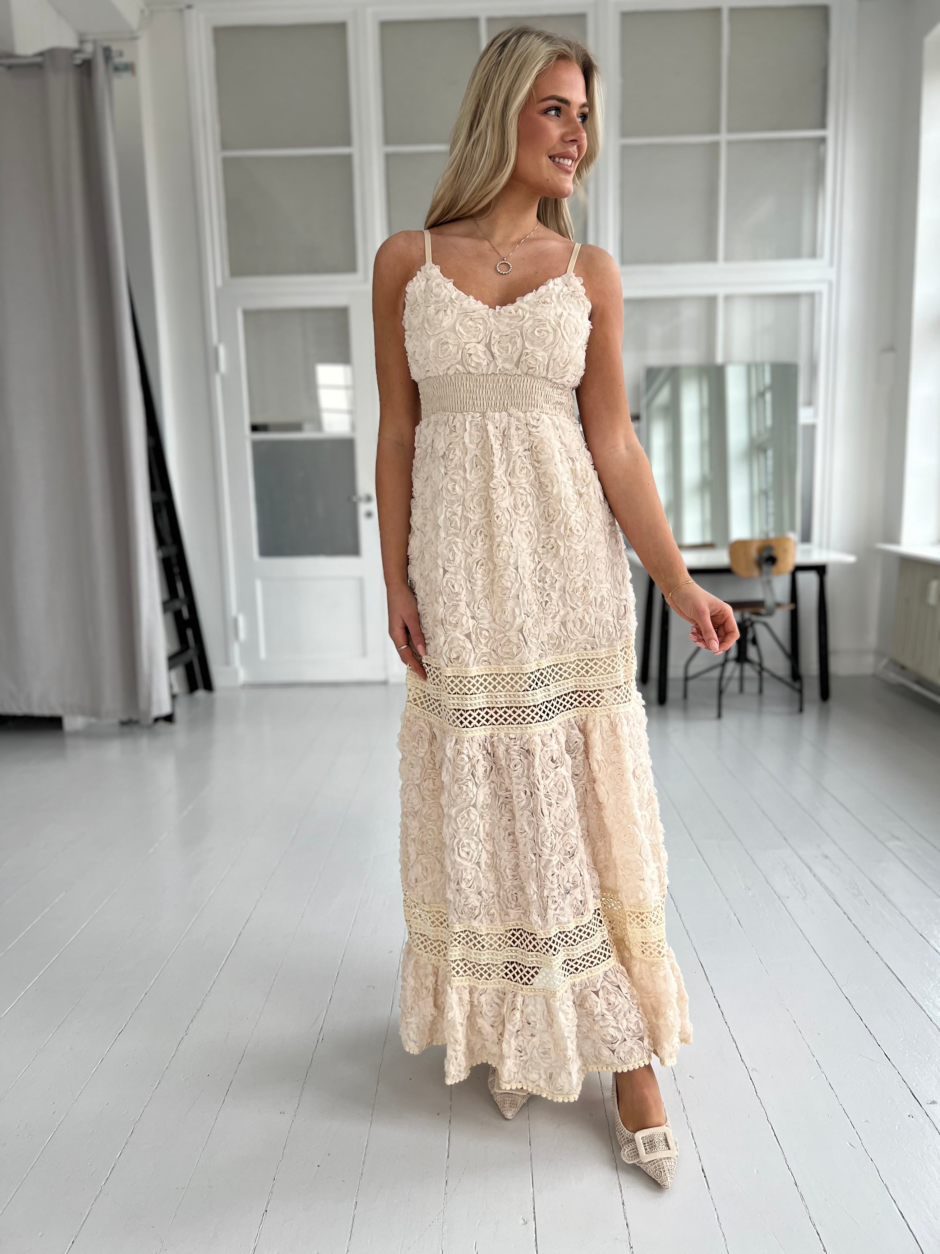 Flam beige lace dress