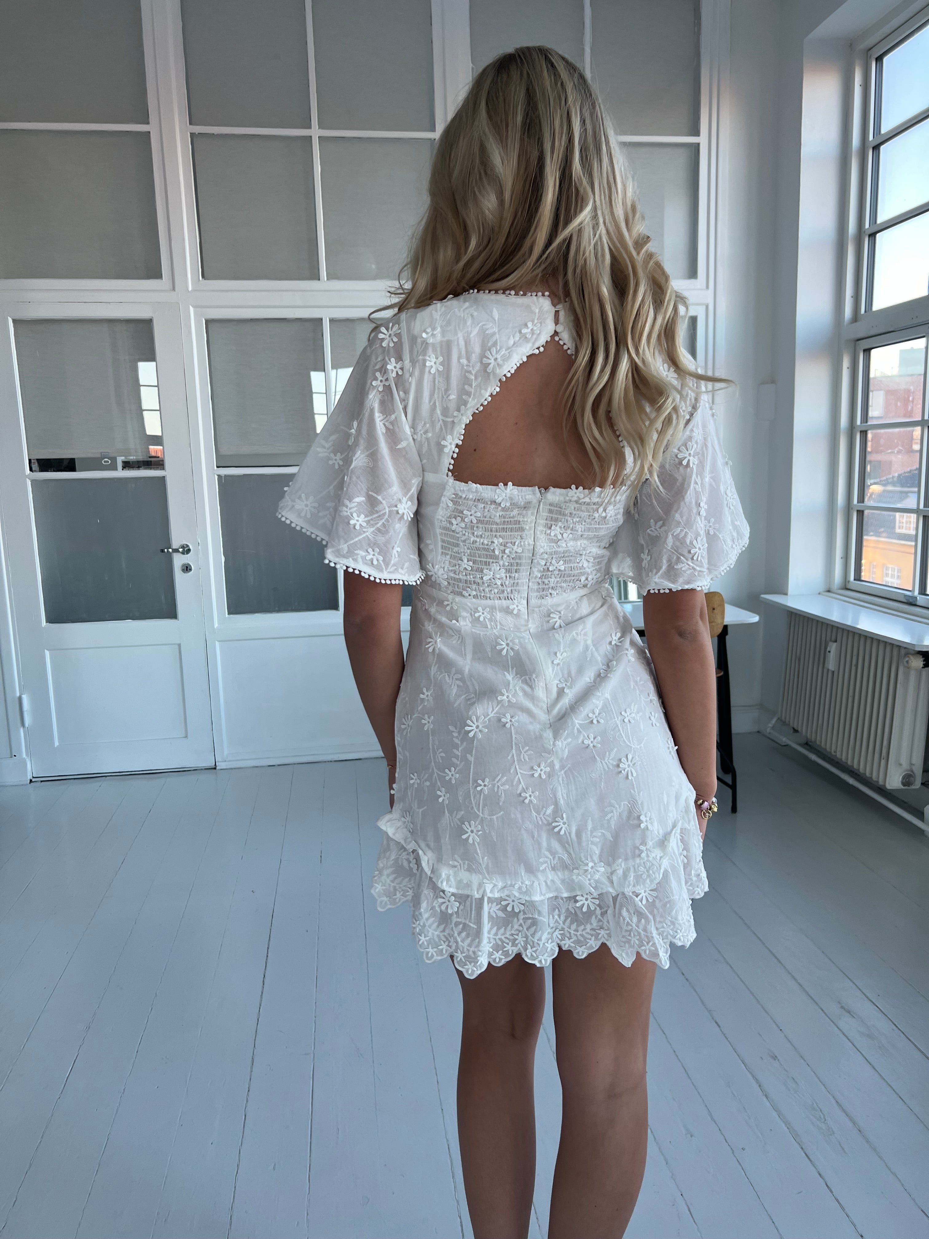 Lily McBee white dress fra webshoppen Aaberg Copenhagen
