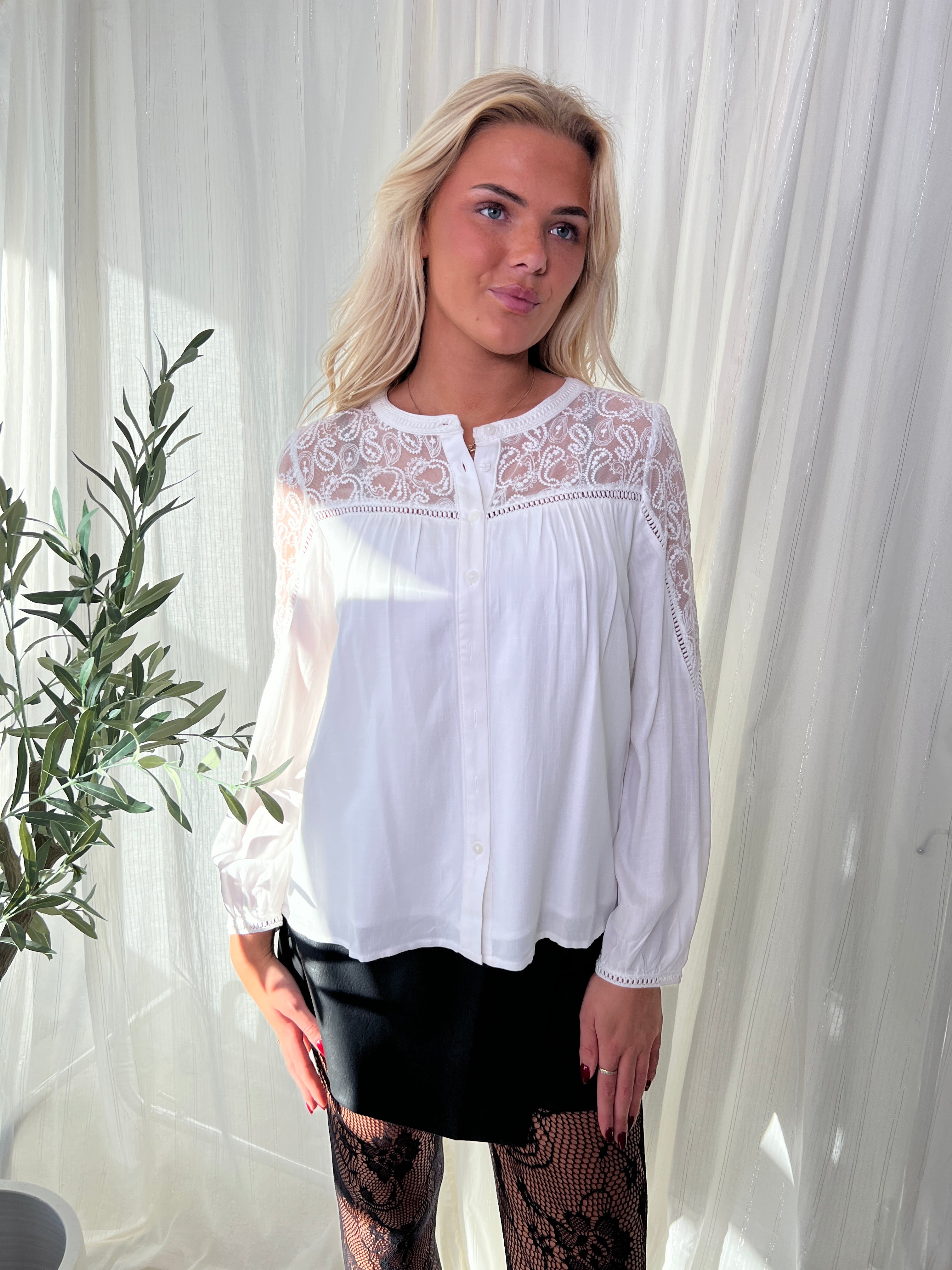 Majolica white lace blouse fra webshoppen Aaberg Copenhagen