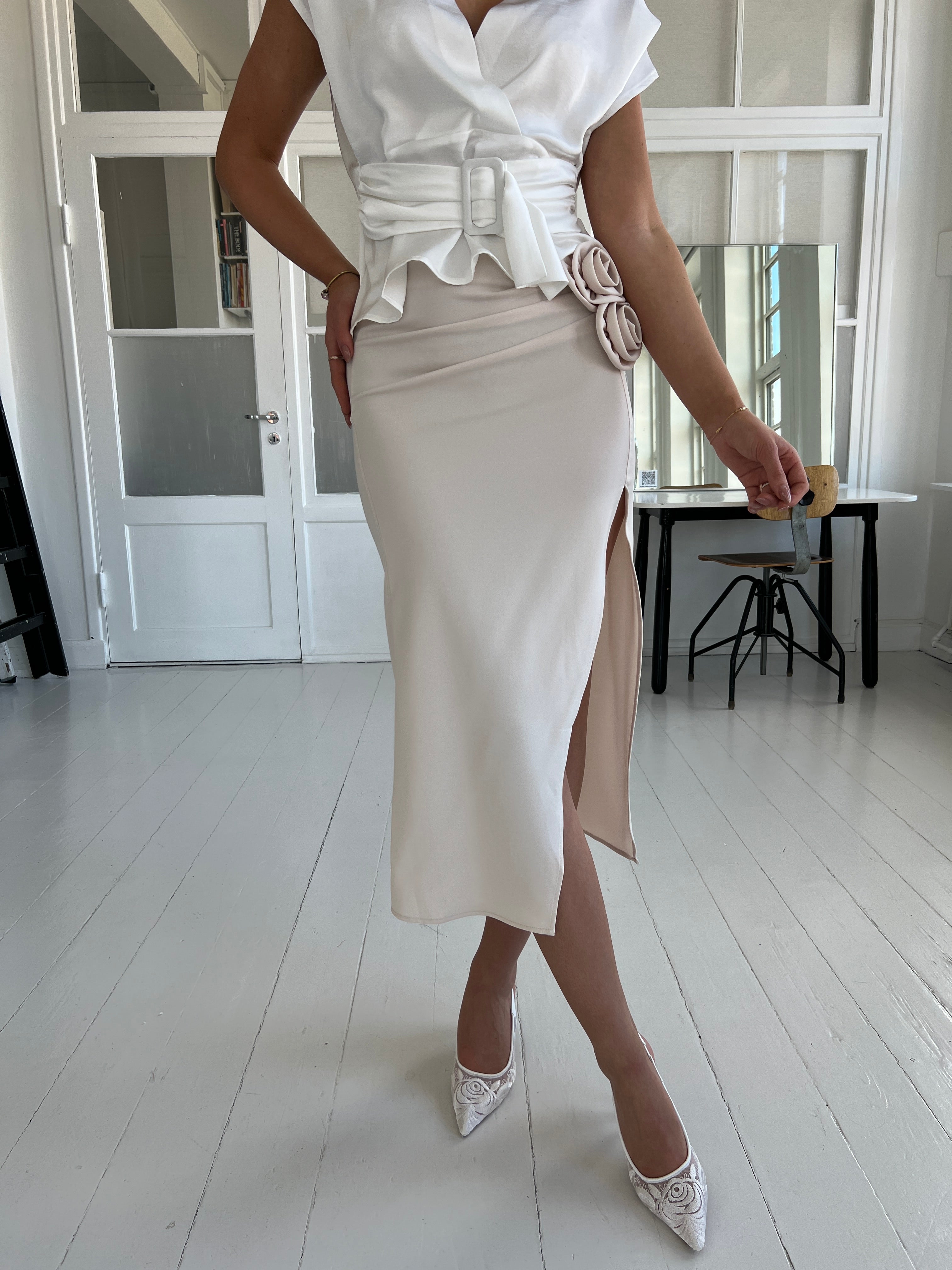 Elli White beige rose skirt