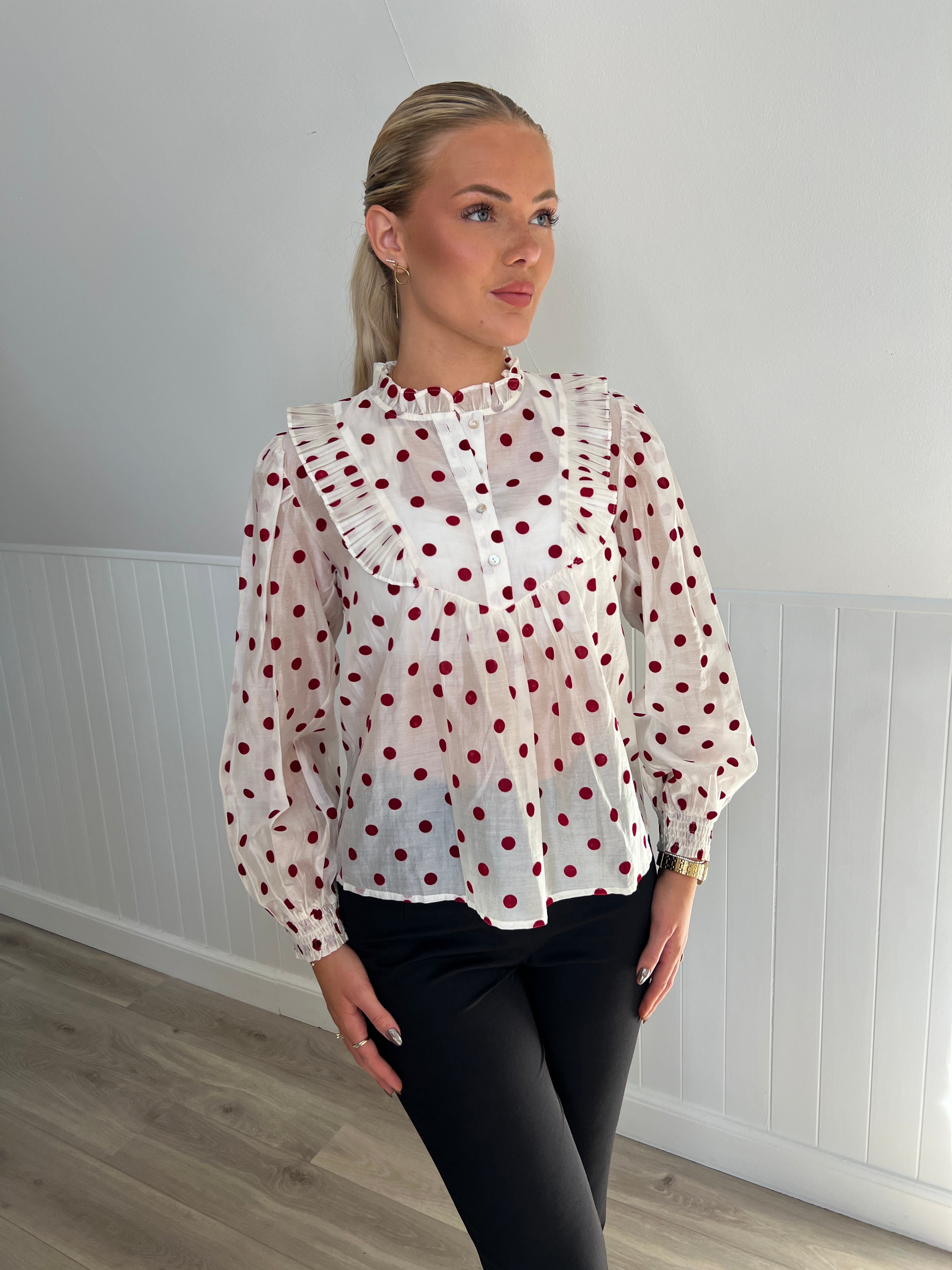 Continue Silke dot shirt White - Åberg Copenhagen