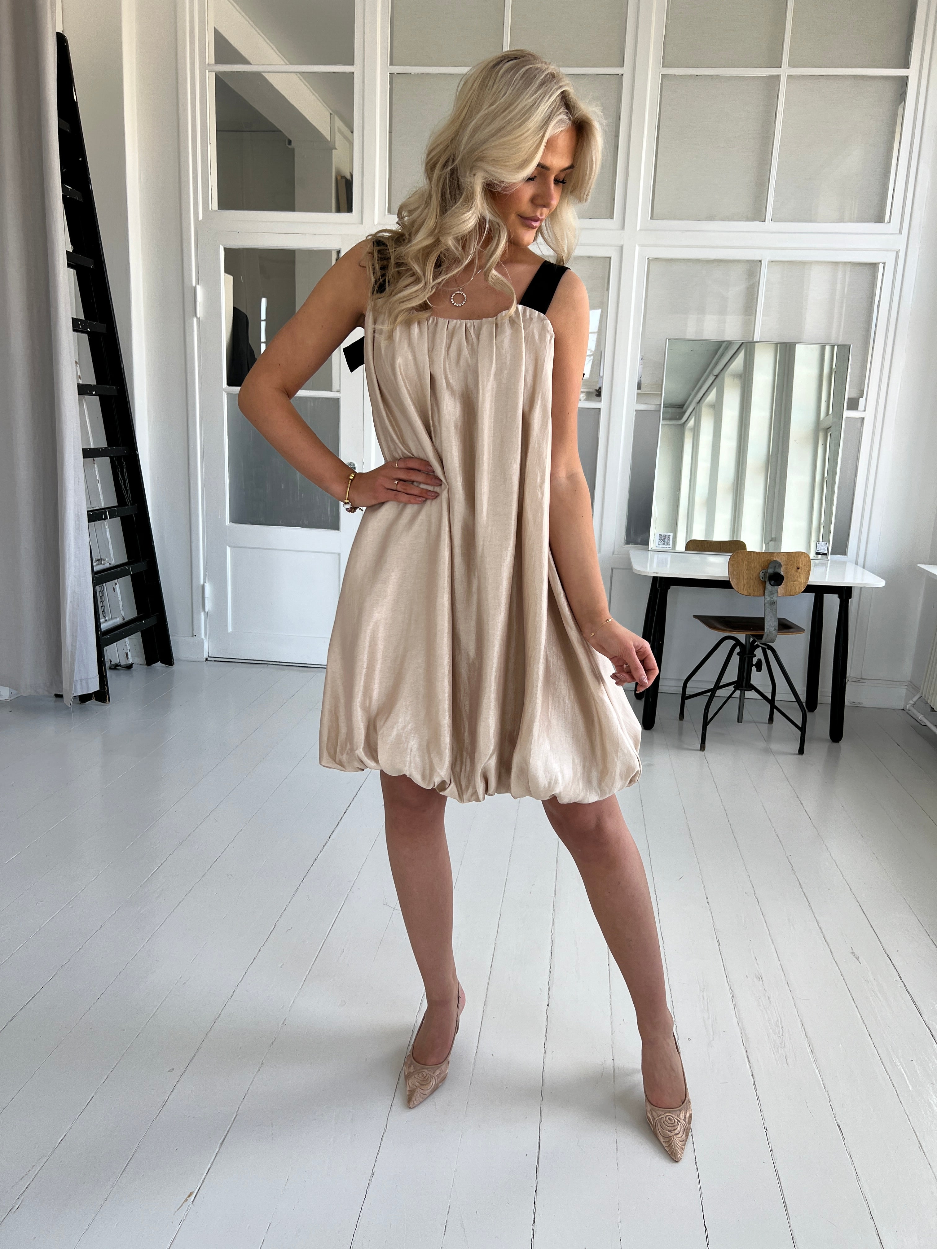 Elli White gylden dress