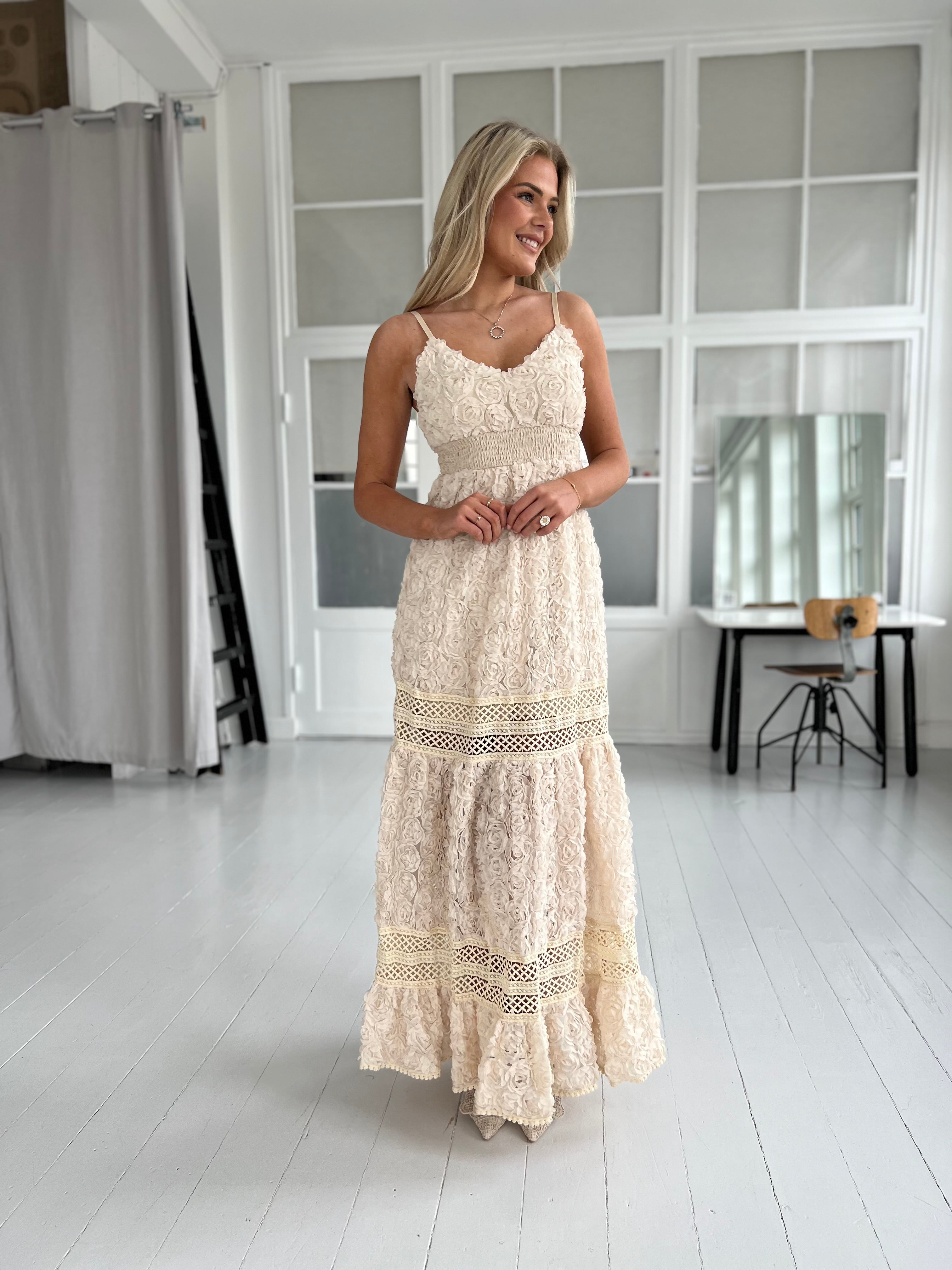 Flam beige lace dress