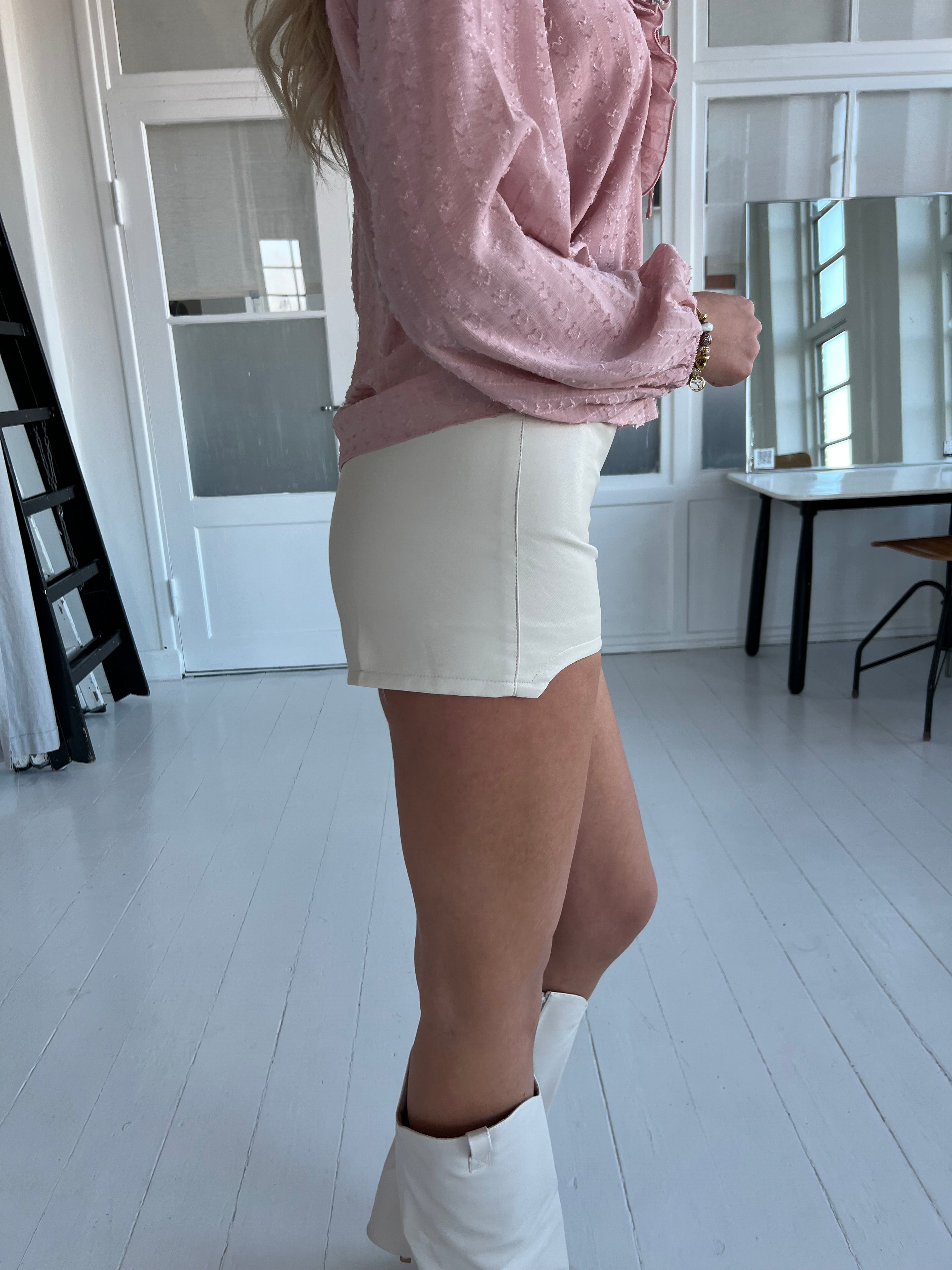 Azaka beige shorts