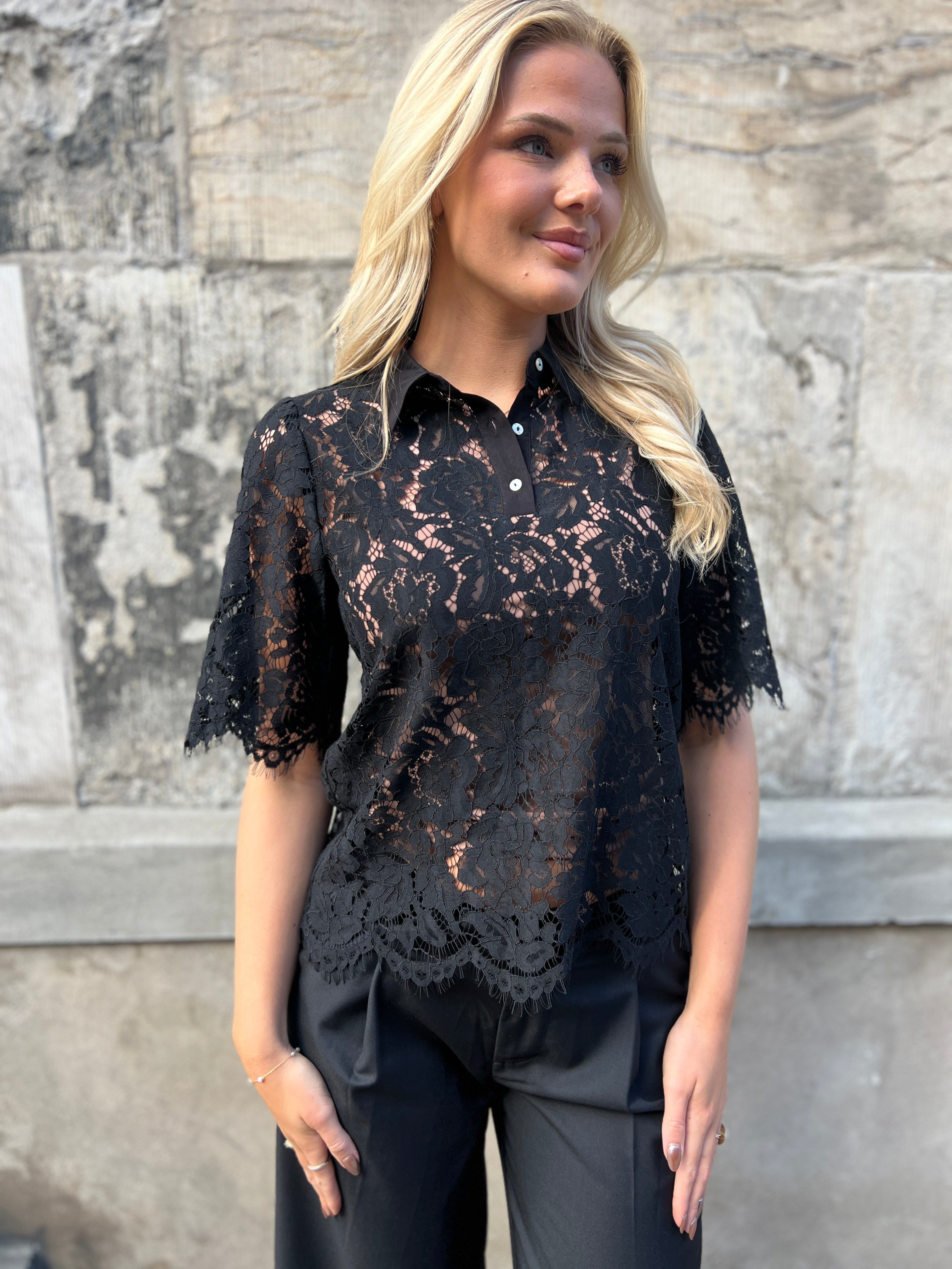 Continue blonde bluse i sort - Åberg Copenhagen