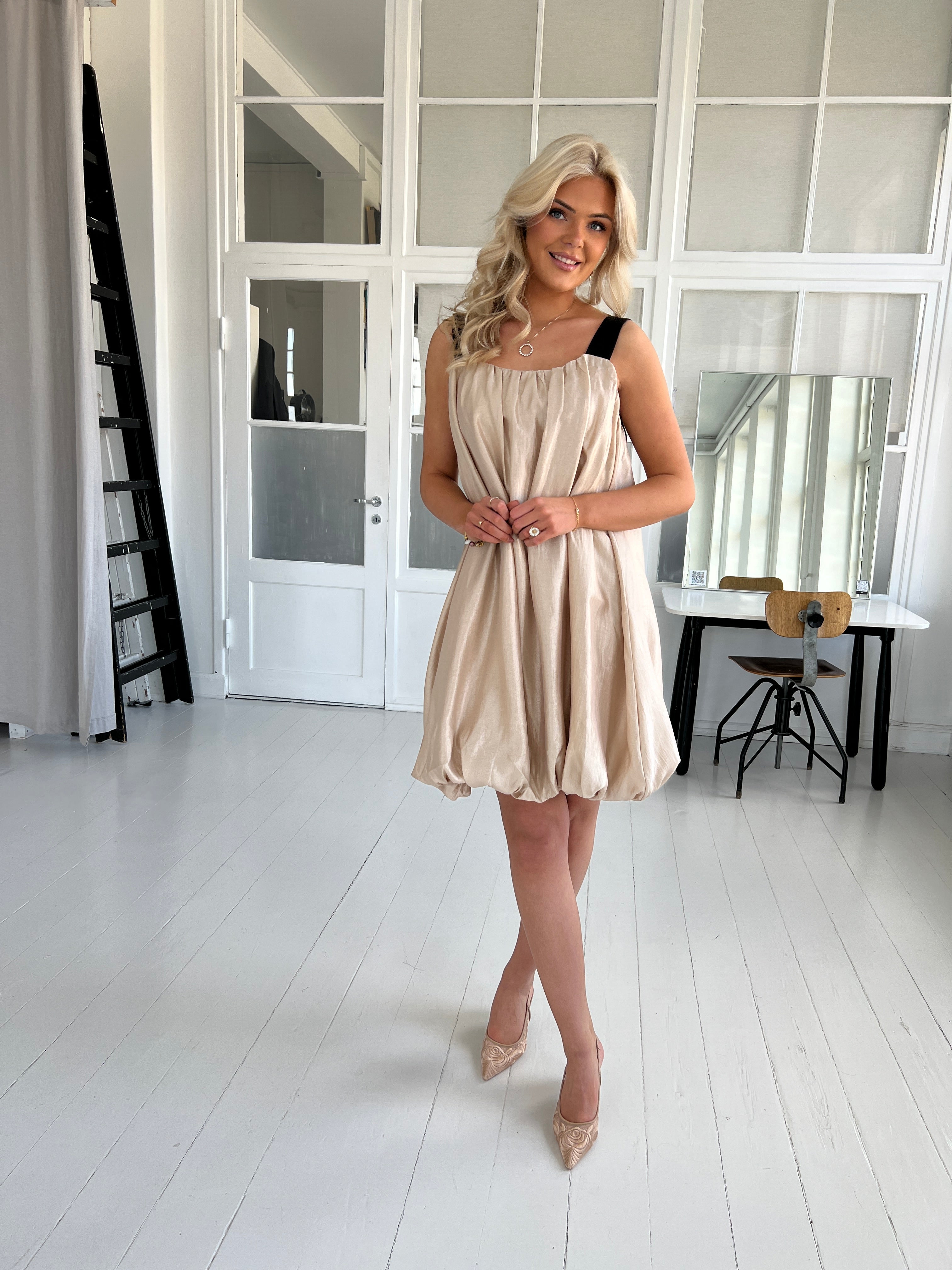 Elli White gylden dress