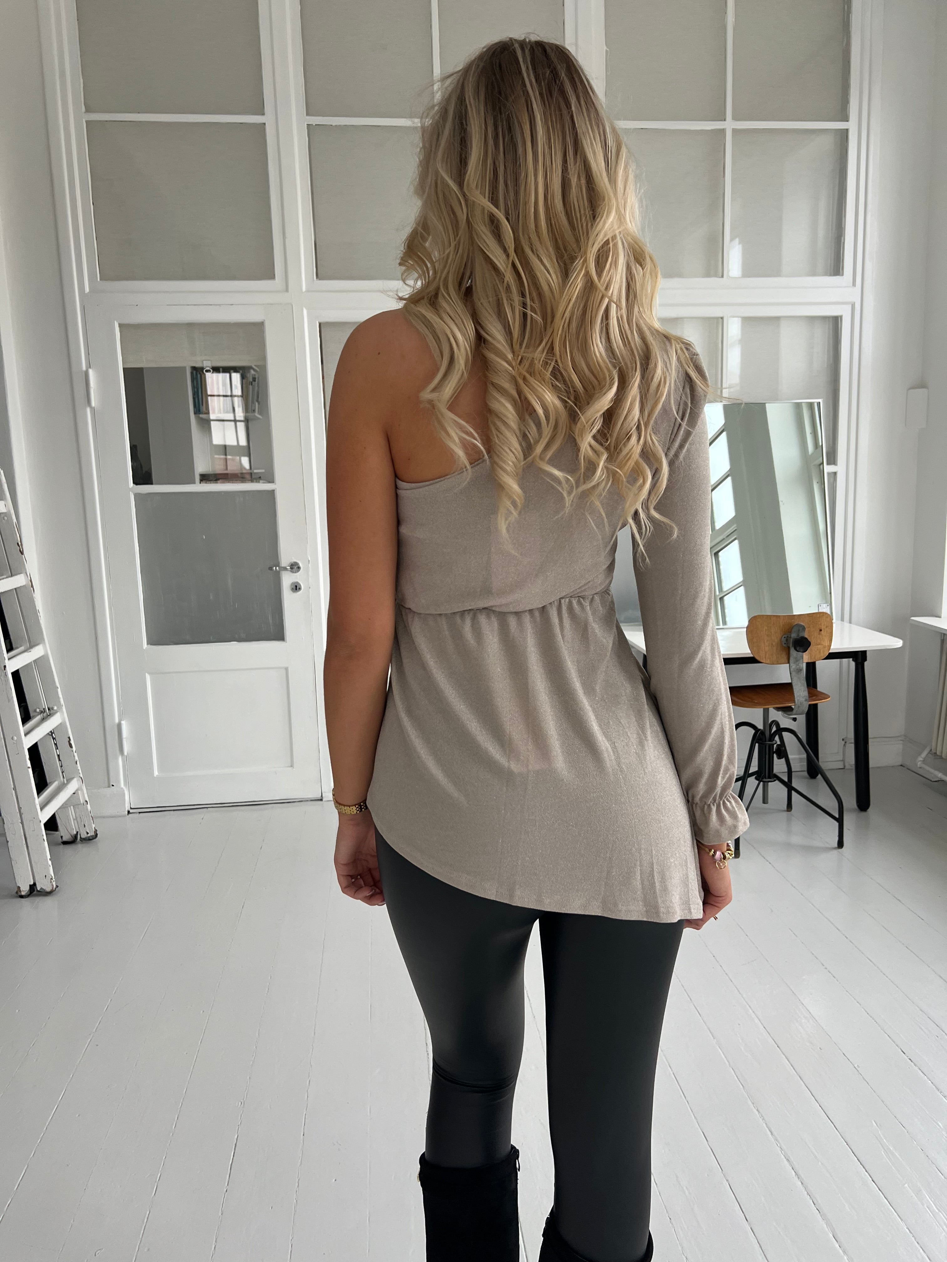 By Swan beige one shoulder