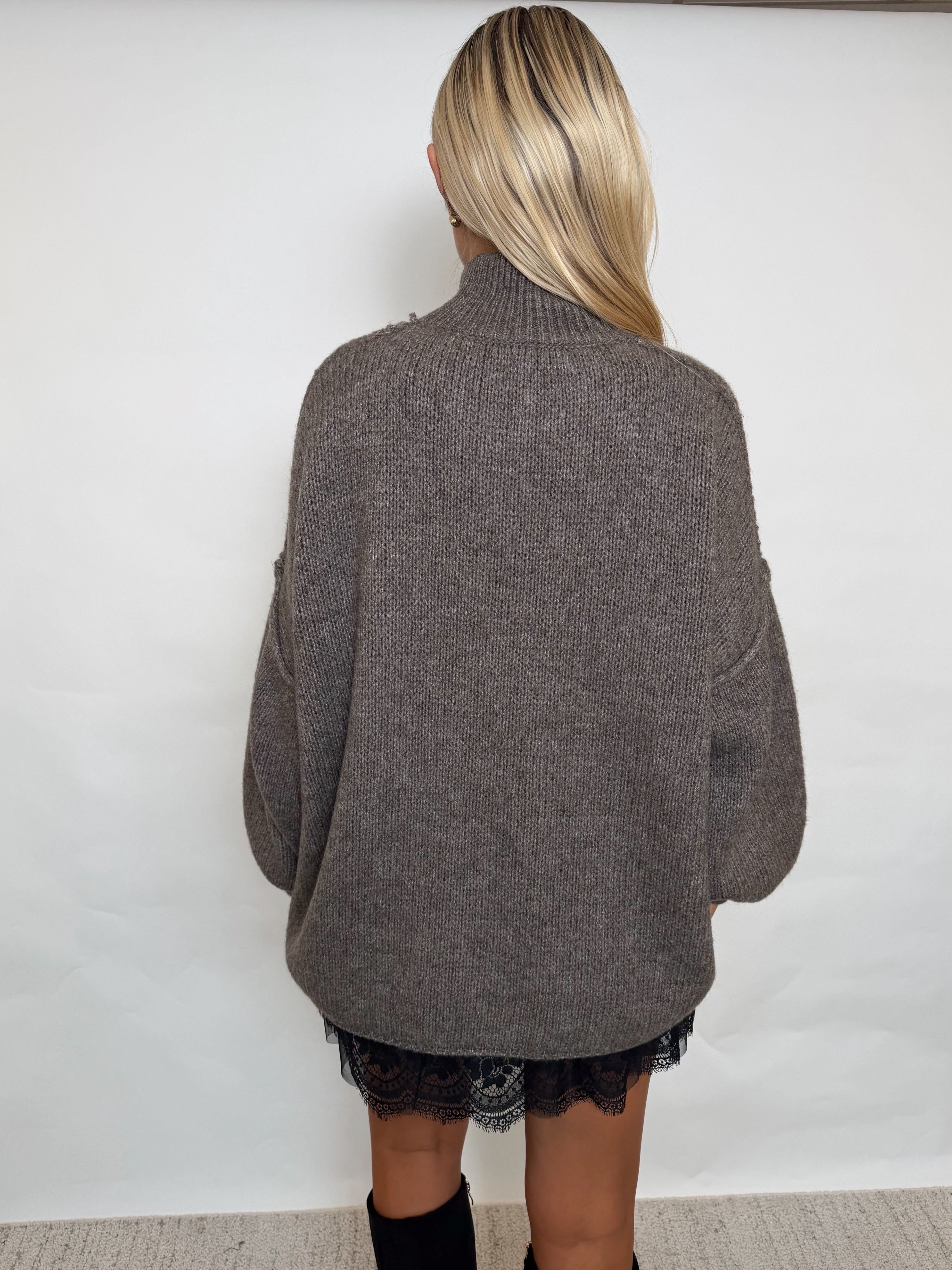 Estee oversized knit taupe fra webshoppen Aaberg Copenhagen
