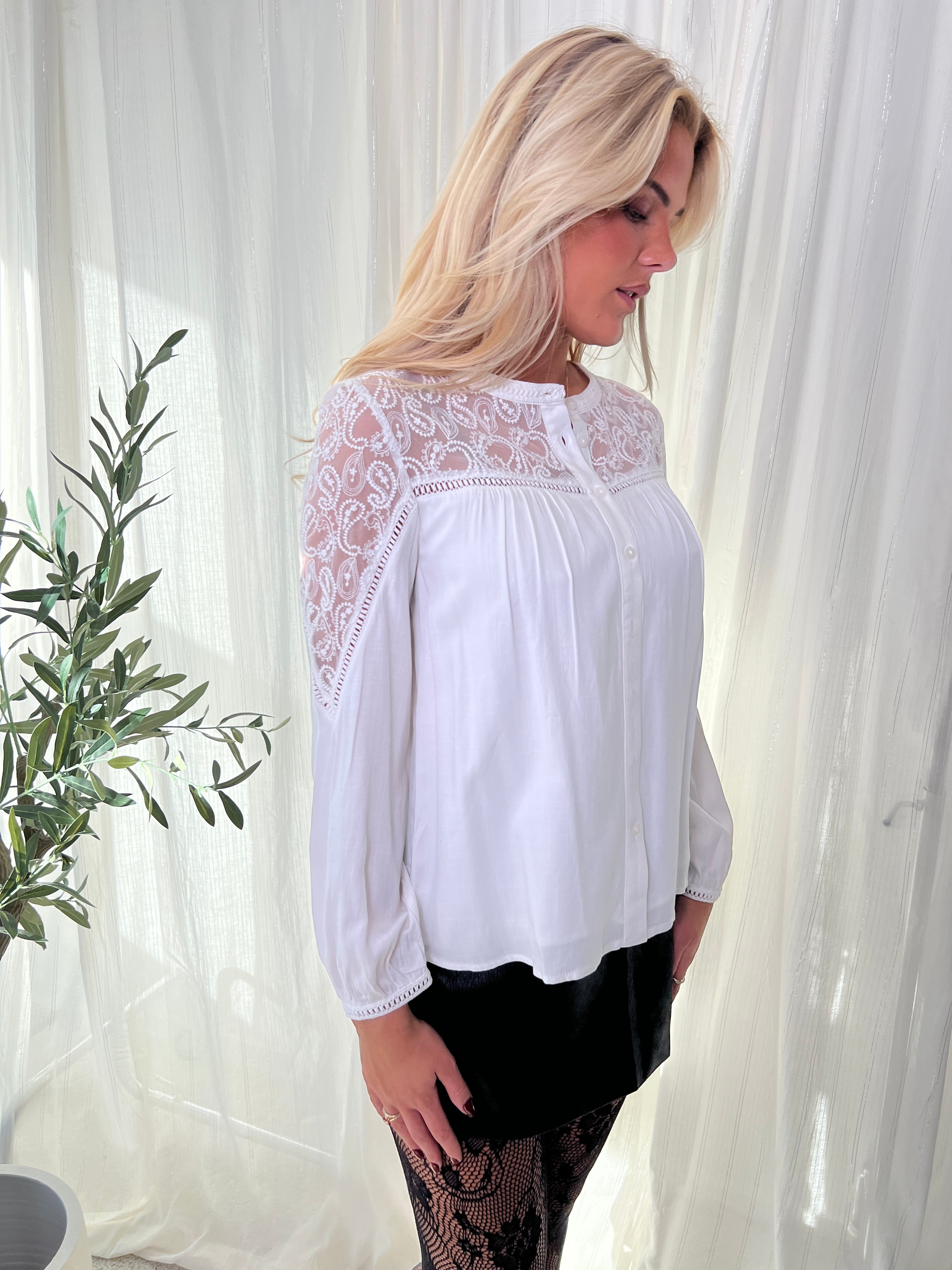 Majolica white lace blouse fra webshoppen Aaberg Copenhagen