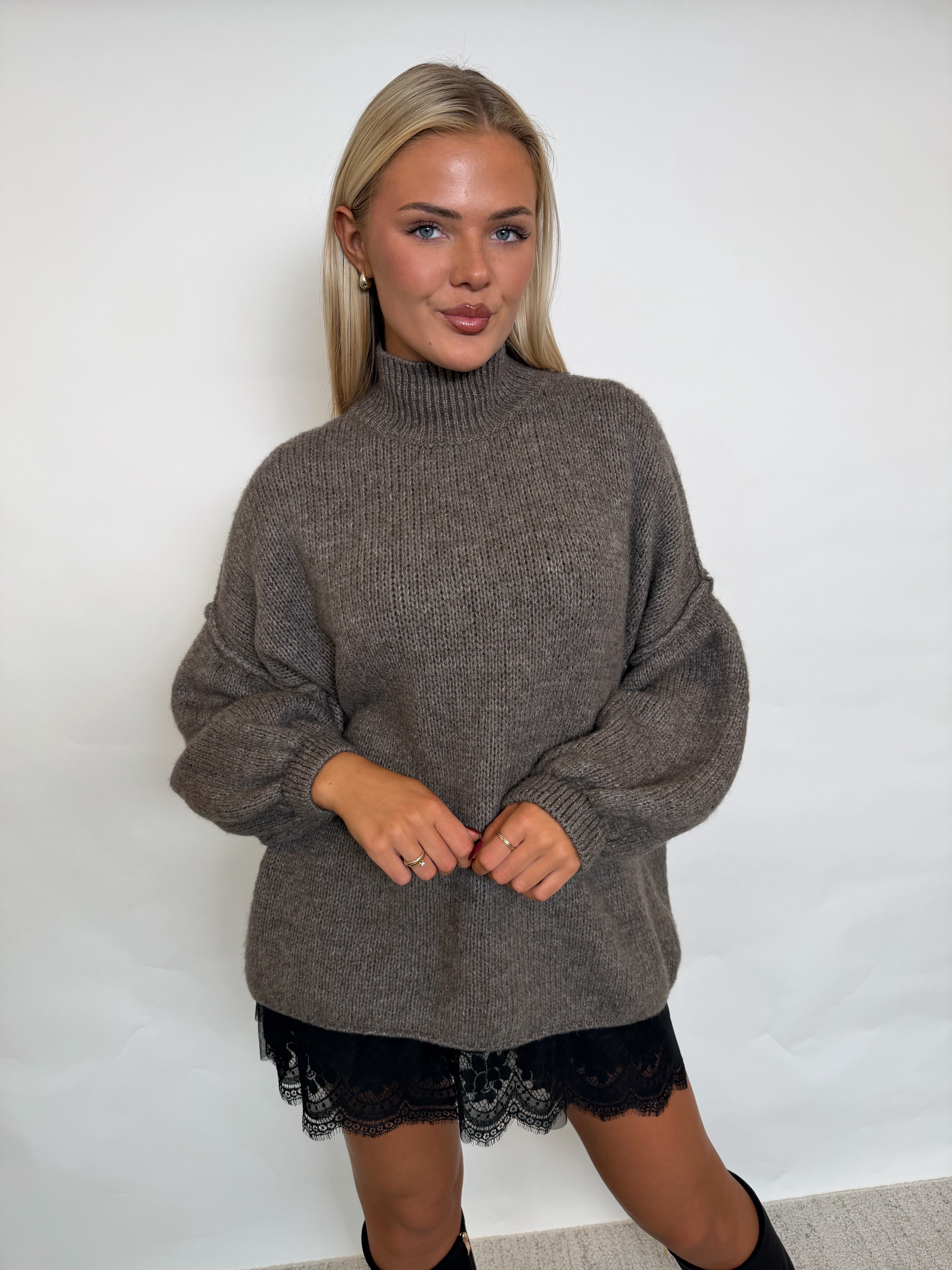 Estee oversized knit taupe fra webshoppen Aaberg Copenhagen